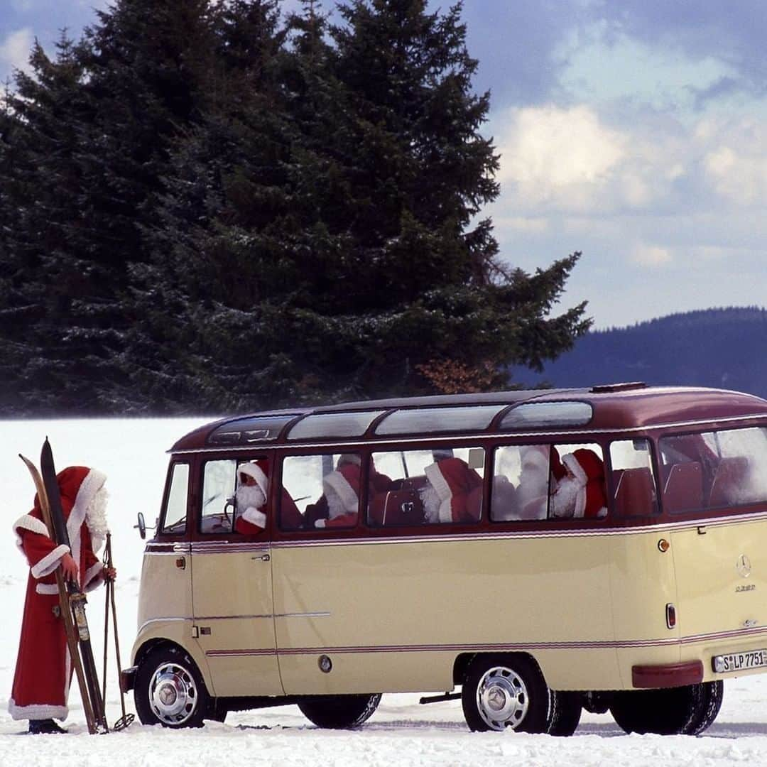 メルセデス・ベンツさんのインスタグラム写真 - (メルセデス・ベンツInstagram)「With a little help from his friends. Our Santas travel in style.  Photo via @mercedesbenzmuseum  #santa #winterwonderland #Mercedes #MercedesBenz #MBClassic #mercedesofinstagram #ClassicCar #Car #Carsofinstagram #InstaCar #DreamCar #MBCar #Classic #Automobile #photography #goodtimes #automotive #performance #thebestornothing #christmas #christmasmood」12月25日 16時00分 - mercedesbenz