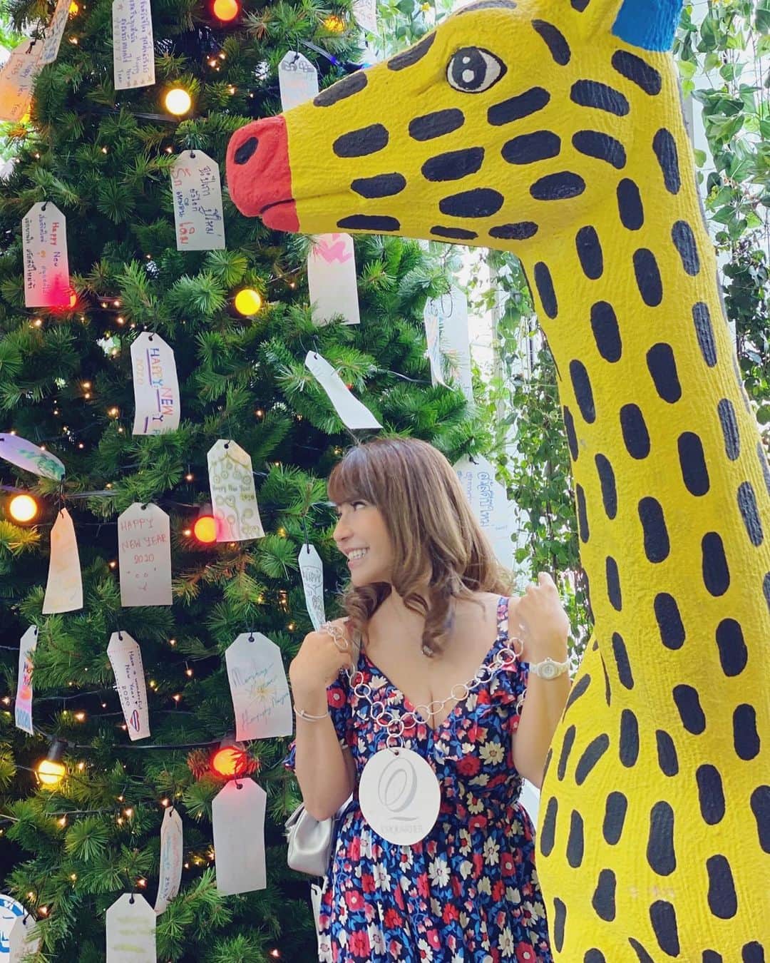 selfieneのインスタグラム：「#メリークリスマス ❣️﻿ #merrychristmas ﻿ ﻿ #クリスマス を過ぎると﻿ 日本は一気に#お正月 へ模様替え🎍﻿ ﻿ 海外はイルミネーションも年始まで続くのに﻿ ﻿ 変わり身の早いマーケティングは﻿ 嫌いじゃないけど﻿ たまに違和感を感じる笑笑﻿ ・﻿ #アンテナは高く ﻿ #自分らしく ✨﻿ ・﻿ #cheerlinks ﻿ #応援力 ﻿ #格闘技 ﻿ #格闘技好きな人と繋がりたい ﻿ #タイ ﻿ #タイ旅行﻿ #バンコク﻿ ﻿ ﻿ ⭐️海外での資産構築方法を手に入れたい方はこちらからLINEに登録してね⭐️﻿ ↓↓↓﻿ @marigram_uu_」