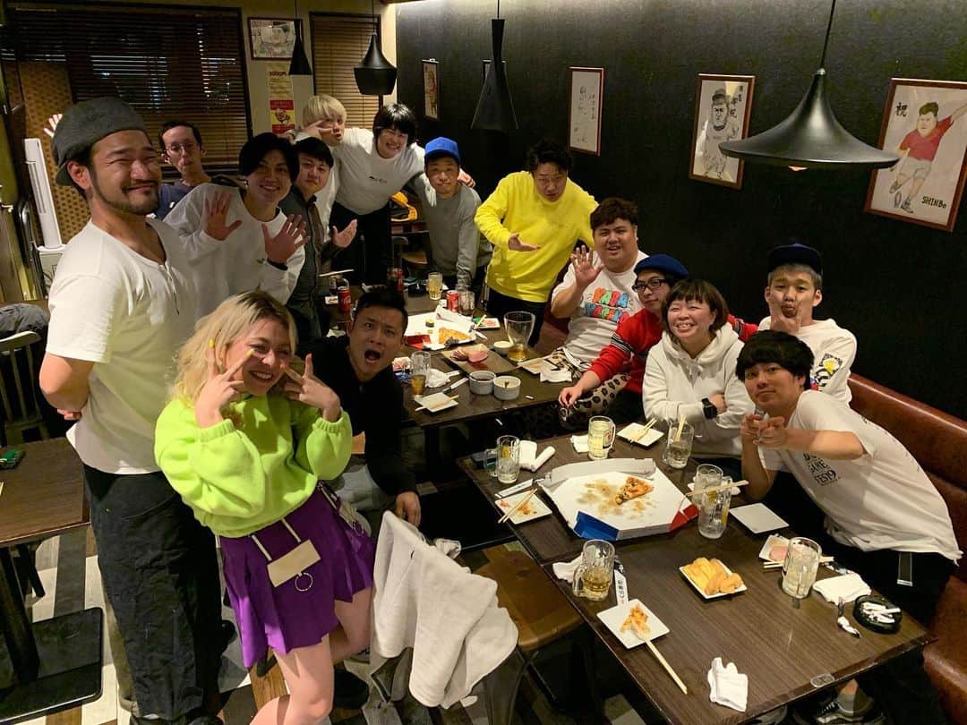 池田真一のインスタグラム：「先日こっちこっち〜の芸人スタッフの忘年会でした！ 皆様今年も大変お世話になりました！ 最近スタッフ不足など色々とピンチですが、これをチャンスだと思い頑張ります！皆様これからもどうかご贔屓によろしくお願いします🙇‍♂️ また常連が忘年会来てたな。 毎日テレビで見るのにどうやって来てんねん。」