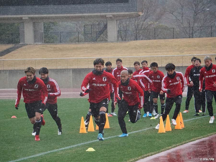 日本サッカー協会さんのインスタグラム写真 - (日本サッカー協会Instagram)「📸#U22日本代表 12月25日（水）、長崎合宿２日目。午前中のトレーニングの様子です。 ・ 雨が降るなか、選手たちはダッシュなどで身体を温め、後半はボール回しのトレーニングを行いました。 ・ 🏆キリンチャレンジカップ2019 🇯🇵U-22日本代表 🆚U-22ジャマイカ代表🇯🇲 📅12/28(土) 19:20KO/16:20 開場(予定) 📍トランスコスモススタジアム長崎 📺日本テレビ系 ※チケットは完売しました 👉大会情報はJFA.jpへ ・ #daihyo #キリチャレの日」12月25日 16時07分 - japanfootballassociation