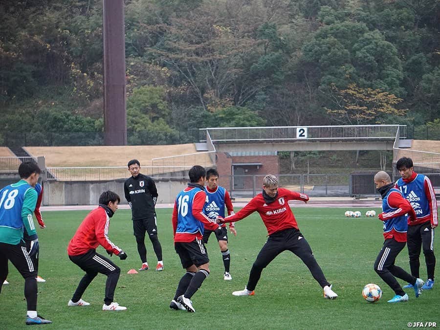 日本サッカー協会さんのインスタグラム写真 - (日本サッカー協会Instagram)「📸#U22日本代表 12月25日（水）、長崎合宿２日目。午前中のトレーニングの様子です。 ・ 雨が降るなか、選手たちはダッシュなどで身体を温め、後半はボール回しのトレーニングを行いました。 ・ 🏆キリンチャレンジカップ2019 🇯🇵U-22日本代表 🆚U-22ジャマイカ代表🇯🇲 📅12/28(土) 19:20KO/16:20 開場(予定) 📍トランスコスモススタジアム長崎 📺日本テレビ系 ※チケットは完売しました 👉大会情報はJFA.jpへ ・ #daihyo #キリチャレの日」12月25日 16時07分 - japanfootballassociation