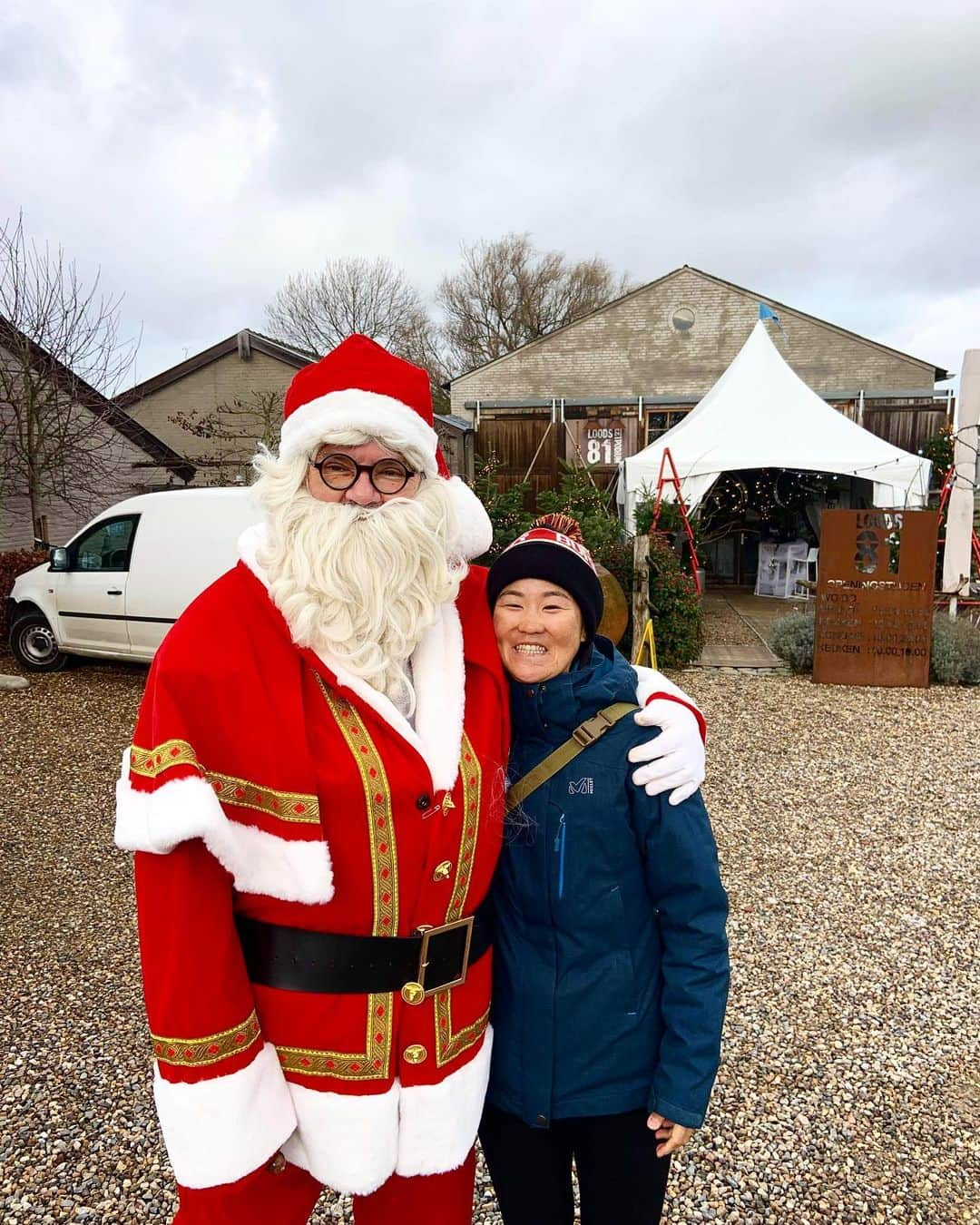 與那嶺恵理さんのインスタグラム写真 - (與那嶺恵理Instagram)「Came Santa Claus 🎅🏻 to you ?? . .  Didn’t come Santa Claus 🎅🏻 to me but I found him😁 & took pic. with him 😜 & ate some sweets 🍰 . . Merry Christmas 🎄 Day2 🤘🏻 . #今日のエリさん」12月25日 16時10分 - eriyonamine