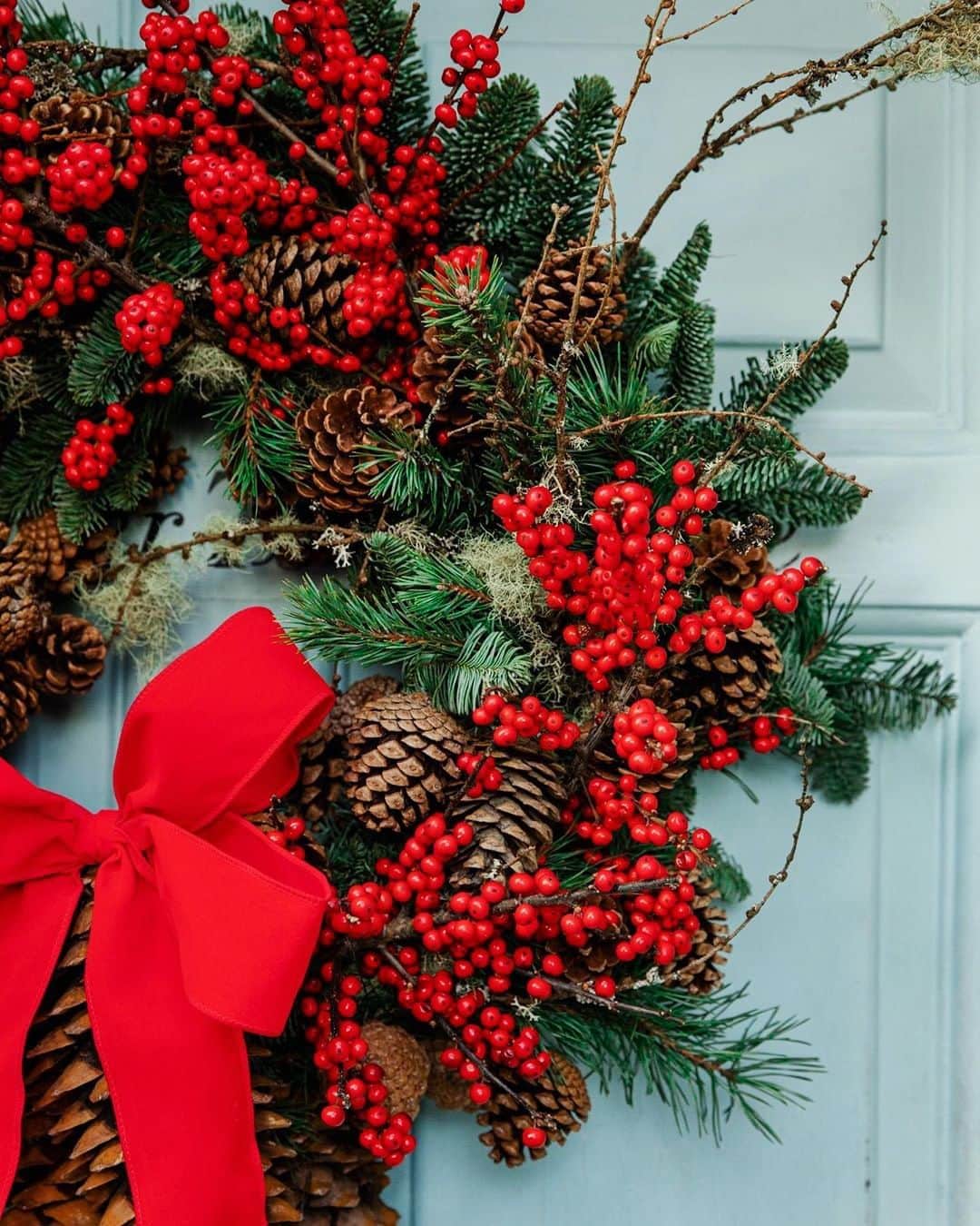 のインスタグラム：「Beautiful Christmas wreath made by @petaltothemetalflowers at Zetter Townhouse ❤️⠀⠀⠀⠀⠀⠀⠀⠀⠀ Photographer: Claire Meanary」