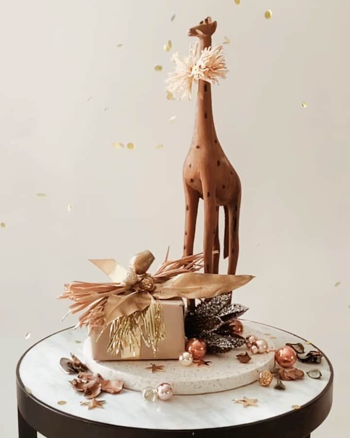 のインスタグラム：「WITH LOVE | Wishing love, light & joy to all our friends #sassandbide #happyholidays」