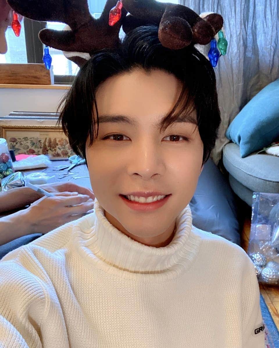 NCT 127さんのインスタグラム写真 - (NCT 127Instagram)「Merry Christmas everybody!! Today’s the day I’ve been looking forward to since day one of December! Some people may think of Christmas as just another day, but I hope we can make your Christmas feel a little more special. I hope everyone has a day filled with wonderful gifts, as you guys are outs. Thank you always, Happy Holidays, and Merry Christmas~!🎄 #NCT #NCT127 #JOHNNY #MerryChristmas」12月25日 16時17分 - nct127