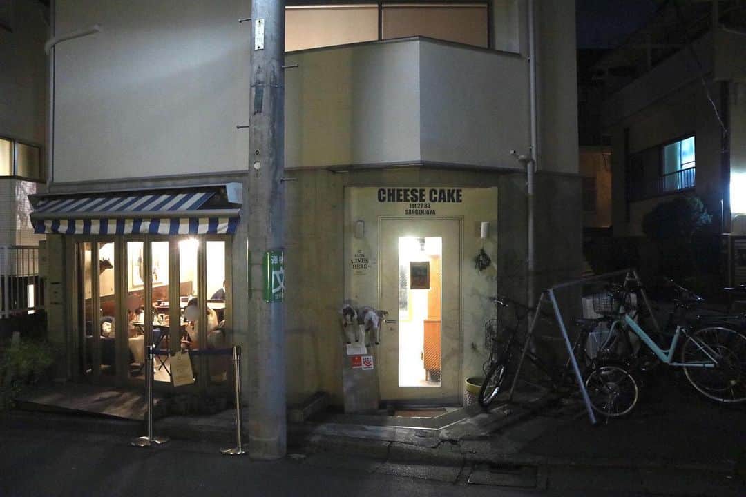 石井輝明さんのインスタグラム写真 - (石井輝明Instagram)「三軒茶屋。 昨日の大宮のライブは今年一番笑ったかもしれない。 毎日楽しく過ごさせていただいて、ありがたい限りです。  #cafethesunliveshere #cafe #coffee #カフェ #東京カフェ #三軒茶屋カフェ #カフェ芸人 #大宮のライブ終わり僕みたいなもんの出待ちをしていただけるのはありがたいのですが #人通りが多い道なので #歩行者の邪魔になってしまうことがどうにも良くない #なので申し訳ないですが対応は控えさせていただきます #ずっと迷ってきましたが #やっぱり人の迷惑にはなってはいけない #僕みたいなもんがすいません #代わりになるようなことを探していきます #何卒よろしくお願いします」12月25日 16時24分 - comandanteishii