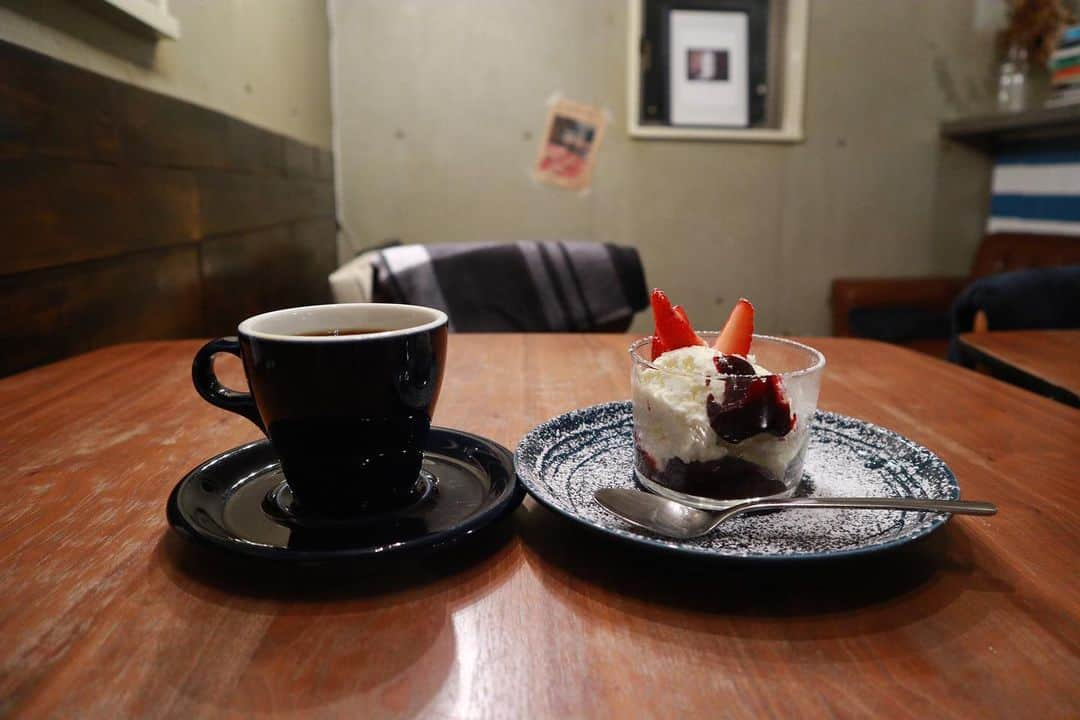 石井輝明さんのインスタグラム写真 - (石井輝明Instagram)「三軒茶屋。 昨日の大宮のライブは今年一番笑ったかもしれない。 毎日楽しく過ごさせていただいて、ありがたい限りです。  #cafethesunliveshere #cafe #coffee #カフェ #東京カフェ #三軒茶屋カフェ #カフェ芸人 #大宮のライブ終わり僕みたいなもんの出待ちをしていただけるのはありがたいのですが #人通りが多い道なので #歩行者の邪魔になってしまうことがどうにも良くない #なので申し訳ないですが対応は控えさせていただきます #ずっと迷ってきましたが #やっぱり人の迷惑にはなってはいけない #僕みたいなもんがすいません #代わりになるようなことを探していきます #何卒よろしくお願いします」12月25日 16時24分 - comandanteishii