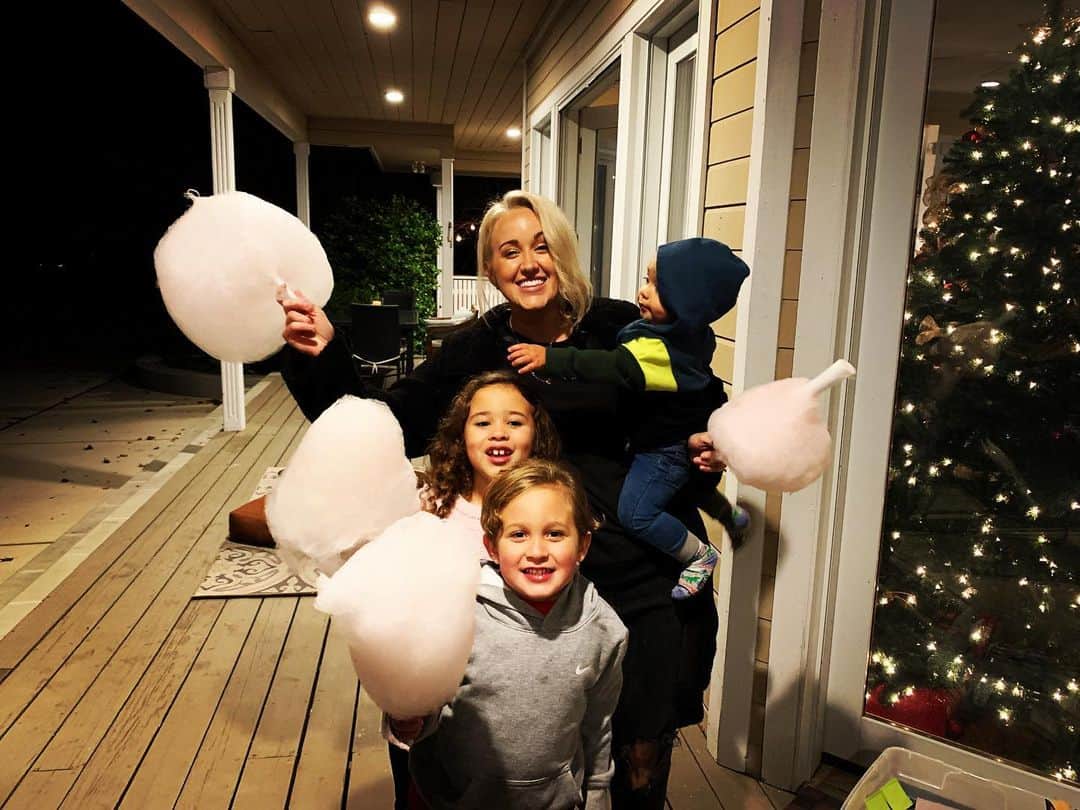 ブリット・ニコルのインスタグラム：「When your friends bring over a cotton candy machine for your Christmas even party, you say “yes, thank you, and yum!!!!!” 😋 #makingmemories」