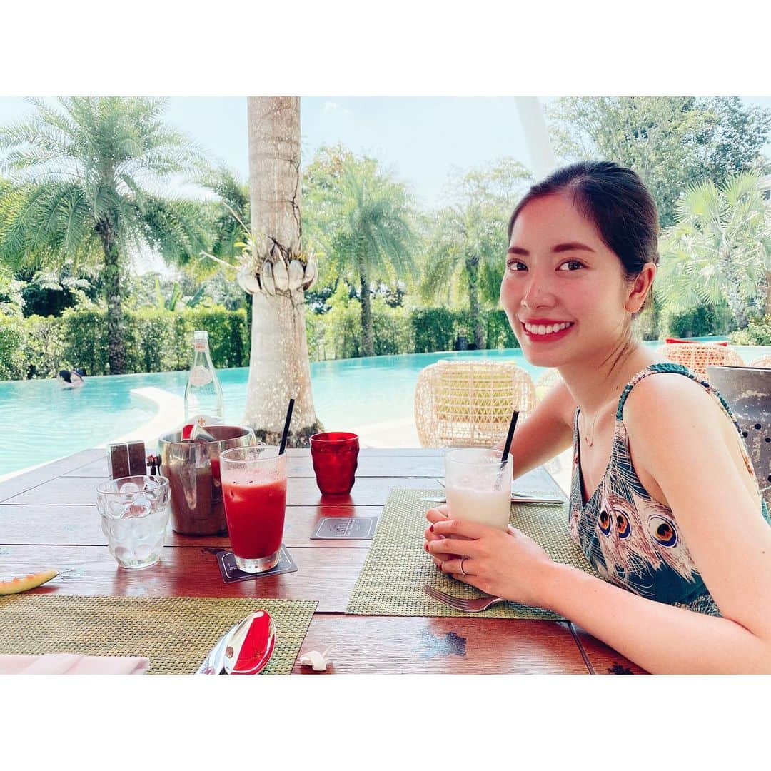 May Pakdee メイ パクディさんのインスタグラム写真 - (May Pakdee メイ パクディInstagram)「We finally arrived in Phuket 💙Fresh coconut juice was by the poolside is probably most relaxing this year xx Merry Christmas from Thailand everybody 🥰🎄xx. . . . . . プーケットに着きました💦久しぶりに訪れますがお天気も良くて南国を感じます🏝☺️まずはここならジュース頂きます🥥そして今日はクリスマス。皆さん素敵なクリスマスになりますように🎄✨ .. . . . . .  #love #instagood #fashion #photooftheday #beautiful #art #happy #cute #picoftheday #follow #tbt #photography #followme #like4like #nature #travel #summer #repost #style #instadaily #instagram #me #selfie #friends #girl #fun #fitness #food #instalike #beauty」12月25日 16時40分 - maypakdee