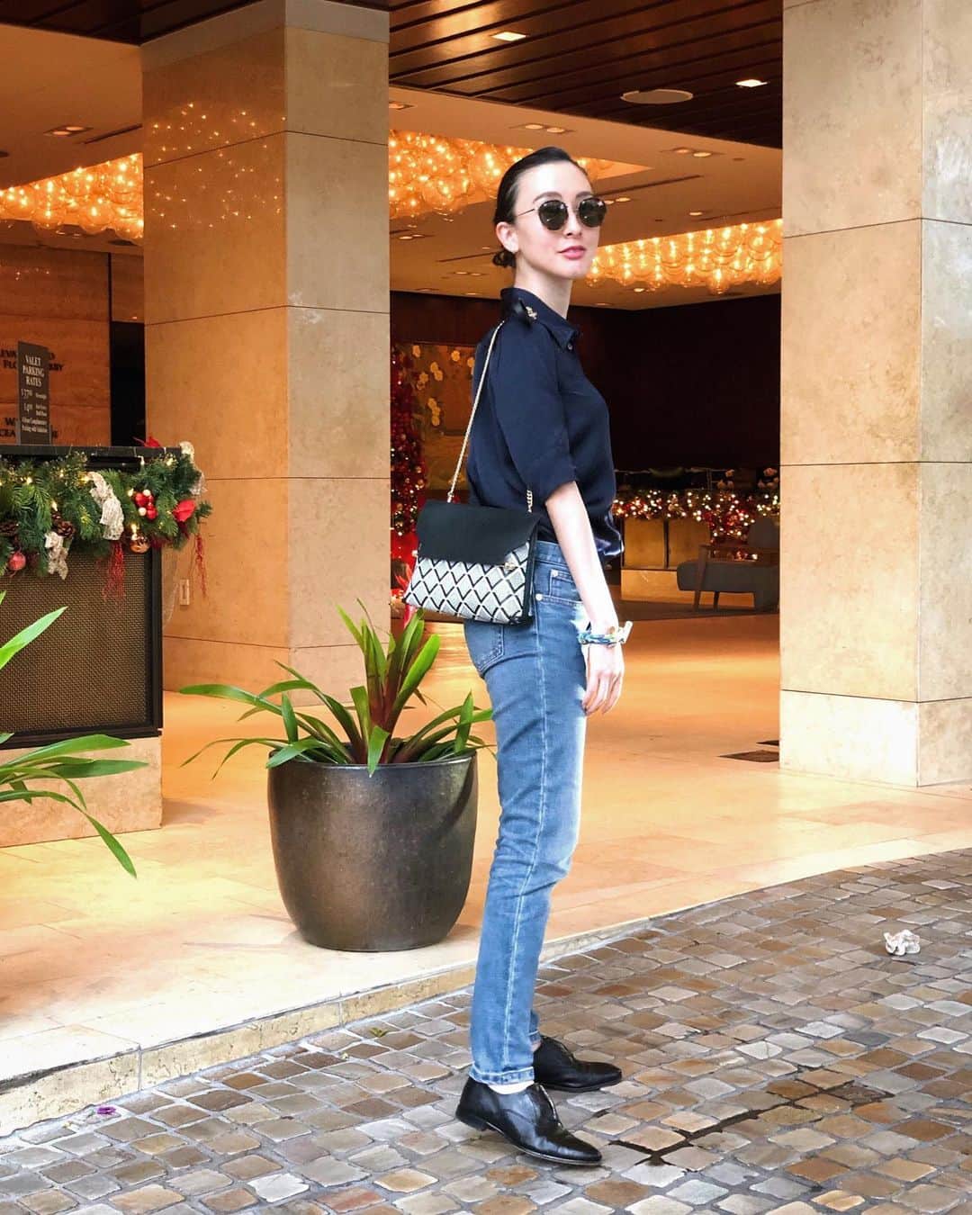 前田紀至子のインスタグラム：「（ほぼ）仕事納めをして、少し早めの冬休み。 心身を休めつつ、体調を整えることを第一にゆったり過ごしたいと思っています。  初日は時差ボケの眠さと戦いつつ、ボクシングデーに向けて下見！  どのアイテムも歩きやすく動きやすい楽ちんスタイルだけれど、程よくきちんとした佇まいになるので、1日の中に様々なシーンがある旅先においても重宝しています。  お目当てが見つかったのでゲットすべく26日は早起きせねば〜 #前田紀至子世界の旅#strathberry #ストラスベリー#madisonblue」