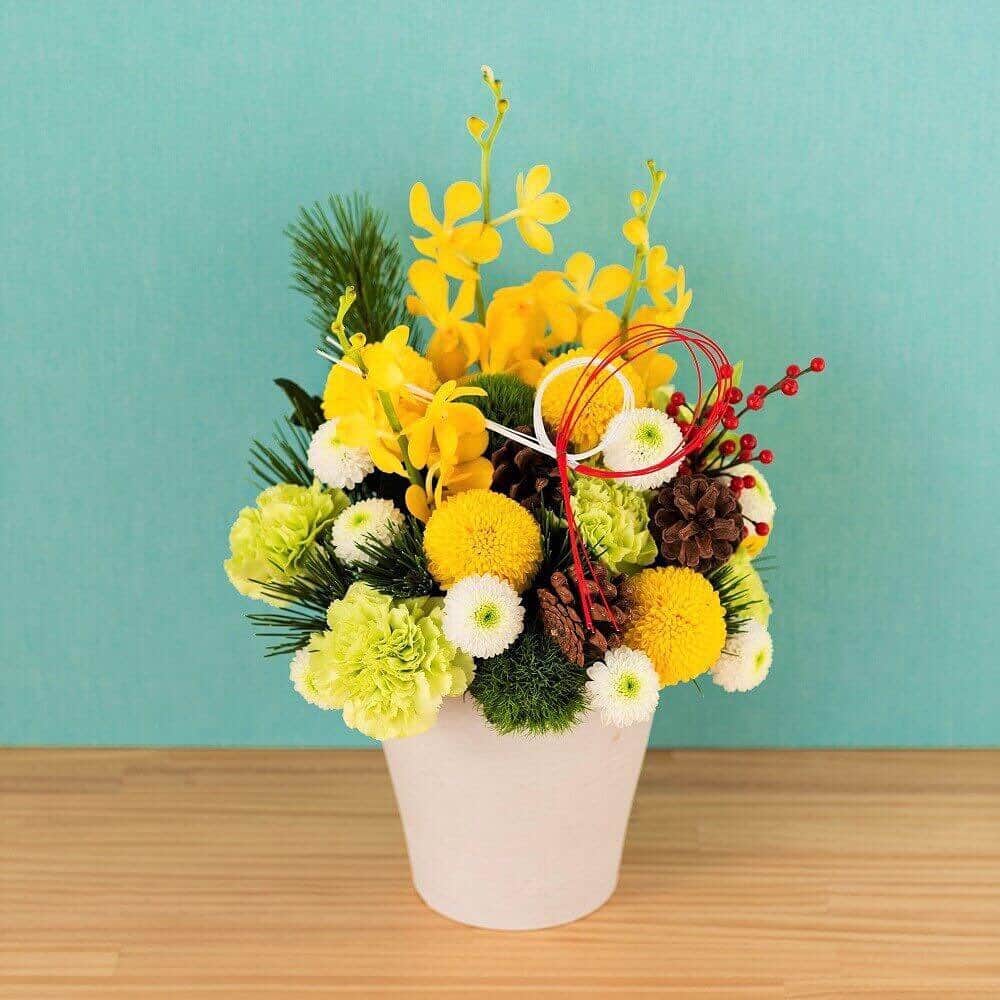 プシュケ[PSYCHE&]・花キューピットのインスタグラム：「. お正月を華やかに彩るアレンジメント。 まあるい菊が可愛らしく、新年を明るく照らしてくれます。 大掃除を済ませた清々しい部屋には、新年を迎える為のお花を飾りませんか？ . New year_0294（フラワーアレンジメント） ¥10,450 ｰｰｰｰｰｰｰｰｰｰｰｰｰｰｰｰｰｰｰｰｰｰｰｰｰｰｰｰｰｰｰｰｰｰｰｰｰｰｰｰｰｰｰｰｰｰｰｰｰｰｰ #プシュケ #花キューピット #花 #💐 #ザ花部  #お正月 #正月 #🎍 #年末年始 #令和2年 #お祝い #winter #花に心を込めて #暮らしに花を #花のある暮らし #丁寧な暮らし #フラワーデザイン #インテリアフラワー #フラワーギフト #プシュケ_sunny」