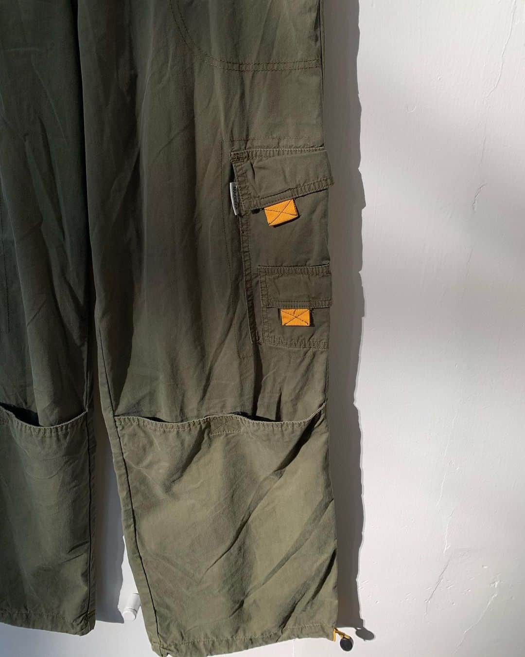 ジャムルさんのインスタグラム写真 - (ジャムルInstagram)「gimmick RAVER pants ¥4500+tax ウエスト　82cm 全長　107cm 股下　75.5cm . 通販も可能です。 お問い合わせはお電話で承ります。 .  #お問い合わせはお電話で承ります #jammru #osaka  #fashion  #streetstyle  #streetfashion  #vtg  #vintage  #used  #usedclothing  #古着 #古着屋 #ファッション #70s #80s #90s」12月25日 16時48分 - jammru