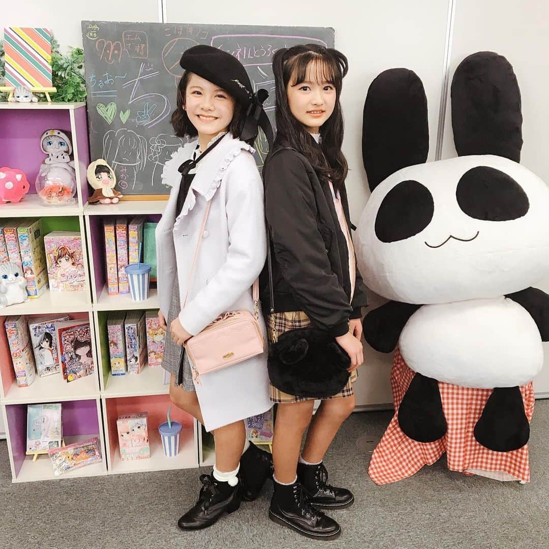 girls fesさんのインスタグラム写真 - (girls fesInstagram)「2019.12.25﻿ ﻿ ♥ちゃお学×メゾ ピアノ ジュニア♥﻿ ﻿ ちゃおガールが着こなす、メゾ ピアノ ジュニア 休日を楽しむ冬の着回しコーデ術 動画が公開されました💕﻿ ﻿ プロフィールページのURLをクリック‼️﻿ 写真と同じアイコンをクリックして、動画を見てみてください✨✨﻿ ﻿ メゾのアイテムを使ったコートの着回しがたくさん❗️﻿ おしゃれの参考にしてみてください♡﻿ ﻿ #メゾピアノジュニア#mezzopianojunior#メゾピアノ#mezzopiano#js#junior#ファッション#ファッションコーデ#kidsfashion#kidscoordinate#キッズ#キッズコーデ#キッズファッション#小学生#fashion#coordinate#ガーリー#オトナガーリー#カワイイ#可愛い#着回し#ちゃお#ちゃおガール﻿」12月25日 16時48分 - girlsfes_official