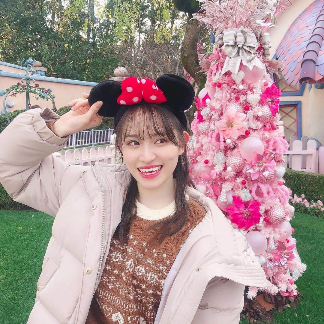 下口ひななのインスタグラム：「Xmas✨﻿ ﻿ ﻿ ﻿ 去年の今日もここで撮ったなぁ🌼﻿ ﻿ ﻿ #ディズニーランド  #ディズニークリスマス #ミニーの家 #クリスマスツリー #ピンク可愛い」