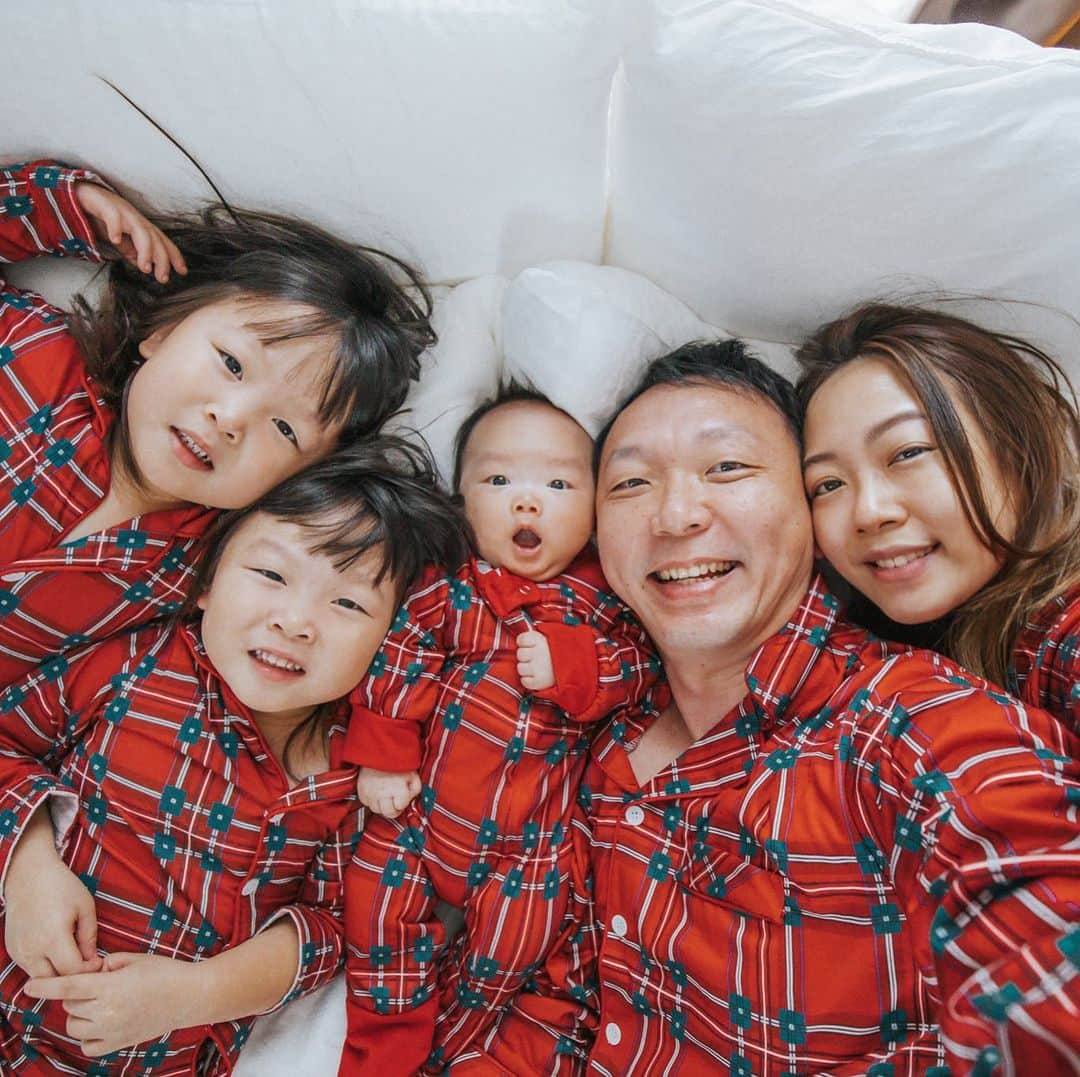 MOMOツインズさんのインスタグラム写真 - (MOMOツインズInstagram)「All we need for Christmas 👨‍👩‍👧‍👧👶🏻 #fambam #christmasmorning2019🎄」12月25日 16時50分 - leialauren