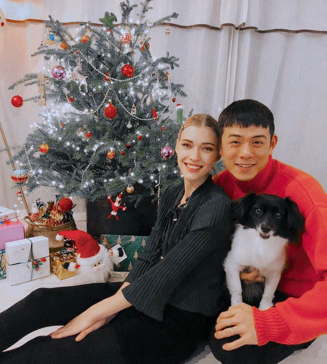 ステファニー・ミチョヴァのインスタグラム：「Merry Christmas from us to you ❤️❄️ 메리 크리스마스 ❤️ Frohe Weihnachten 🎅🏼」