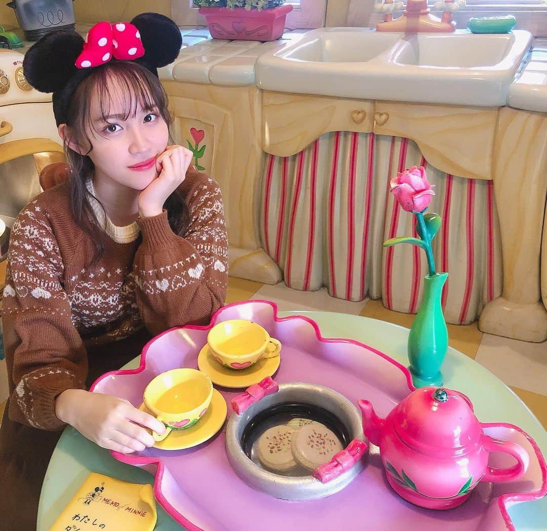 下口ひななのインスタグラム：「ラブラブニット💕 ﻿ ﻿ ﻿ treatのラブラブニット可愛い😆﻿ 茶色のニットは初！﻿ 買ってから着るのをとても楽しみにしてた👏﻿ うなちゃん可愛いニットをありがとうございます🌼﻿ 沢山着るぞ〜✨﻿ ﻿  #treatürself  #ラブラブニット #ディズニーコーデ #ディズニーランド」