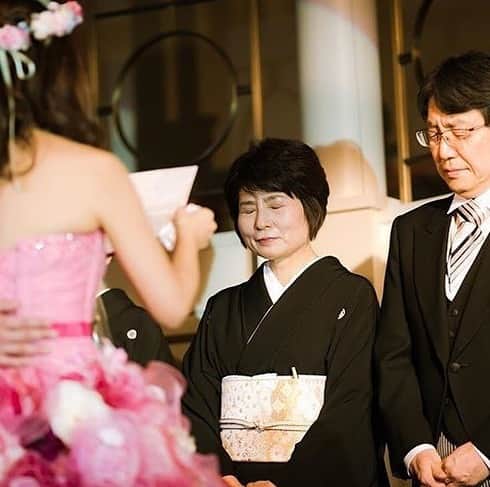 ホテルモントレウェディング【公式】 のインスタグラム：「♥ #montereyweddingstories2019 ￣￣￣￣￣￣￣￣￣￣￣￣￣￣￣￣ ＊＊＊25p／30p＊＊＊ . 結婚式をすると決めてから、 読めるかずっと不安だった両親への手紙。 . 色々な想いがこみ上げて 両親の顔は見られなかったな。 . @montereyweddingをフォローして 『 #モントレ花嫁 』『 #ホテルモントレ』の タグをつけて投稿してくださいね＊*. . ◆ホテルモントレ公式HPはこちら* https://www.monterey-wedding.jp . #モントレ #モントレ花婿 #プレ花嫁 #卒花 #marry花嫁 #dressy花嫁 #farnyレポ #プラコレ ﻿#maricuru #dressy花嫁 #日本中のプレ花嫁さんと繋がりたい #ウエディングニュース #flower #ウェディングドレス #dress #結婚式 #披露宴 #結婚式場 #2019年秋婚 #2019年冬婚 #2020年春婚 #2020年夏婚」