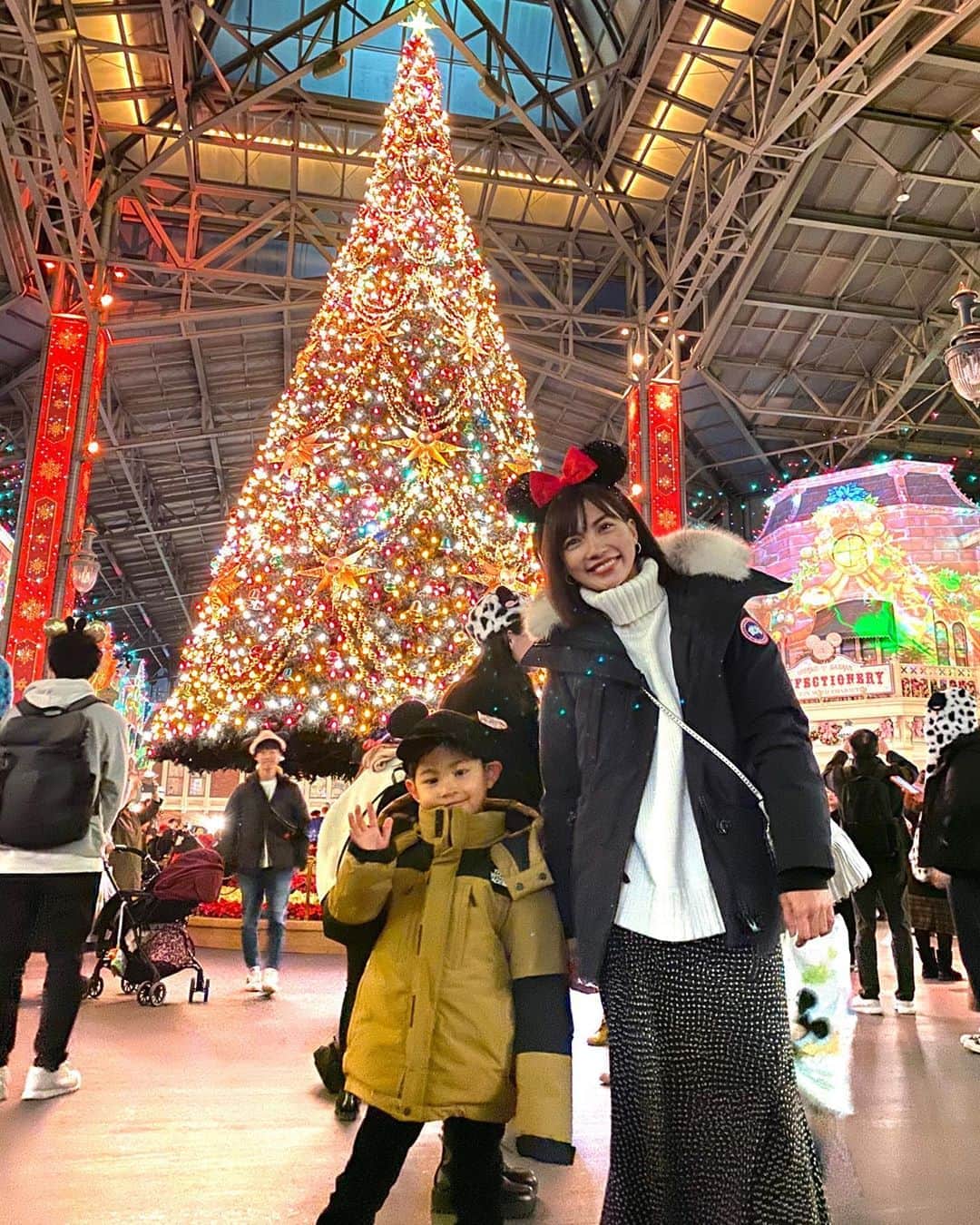 黒宮ニイナのインスタグラム：「Merry Christmas 🎄🎅💛 パパサンタにお願いして連れてきてもらいました😊やっぱり、1年で一番好きなイベント💕 まさか来れると思ってなかったから子どもたちも大喜び👦🏻👧🏻♫パパサンタありがとう😆💓 昨日はお家でディナーして、ケーキ食べて🎂楽しいクリスマスを過ごせたね😄昨夜は寝落ちしてサンタ業務しそびれたので、今日の朝早くに慌ててセットしてなんとか間に合って良かった☺️息子はちゃっかりサンタさんにクッキー🍪とお手紙用意きてました👏✨ 今日の朝1番に息子が起きてきてプレゼント🎁みて大喜び👦🏻👧🏻の2人でした💕 みんなさんも素敵なChristmasを🎄🎅🍗✨ #xmasdisney #クリスマスディズニー#disneyland #ディズニーランド #クリスマスプレゼント #子連れディズニー #男の子ママ #女の子ママ #3歳三兄妹 #5歳男の子 #2歳女の子 #ママライフ #mama #mamalife」