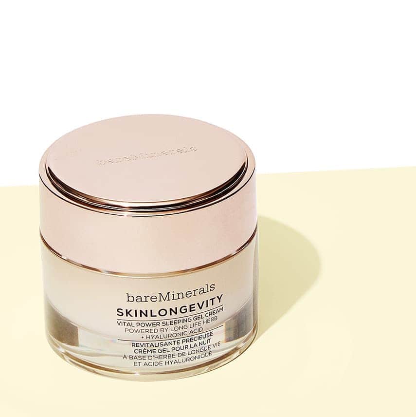 bareMinerals JPさんのインスタグラム写真 - (bareMinerals JPInstagram)「【眠っている間に美肌を育んでいるナイトクリーム】﻿ ﻿ 一日頑張ったお肌にご褒美を✨﻿ ﻿ #スキンロンジェヴィティVPスリーピングジェルクリーム は、睡眠中の肌にたっぷり潤いを与え、翌朝、鮮度のあるぷるぷる肌へと導いてくれます🌟﻿ ﻿ 乾燥が気になるこの季節に一つ持っておきたいアイテム💕﻿ ﻿ ◆スキンロンジェヴィティ VP スリーピング ジェル クリーム﻿ 5,000円(税抜)﻿ ﻿ #ベアミネラル #bareminerals﻿ #スキンロンジェヴィティ #スリーピングジェルクリーム﻿ #スキンケア #ナイトクリーム #美容クリーム #保湿クリーム #夜のスキンケア﻿ #スペシャルケア #美容 #美肌 #乾燥対策 #透明感﻿ #スキンケアアイテム #スペシャルケア #お気に入りアイテム﻿ #cleanbeauty #powerofgood ﻿#クリーンビューティー」12月25日 17時00分 - bareminerals_jp