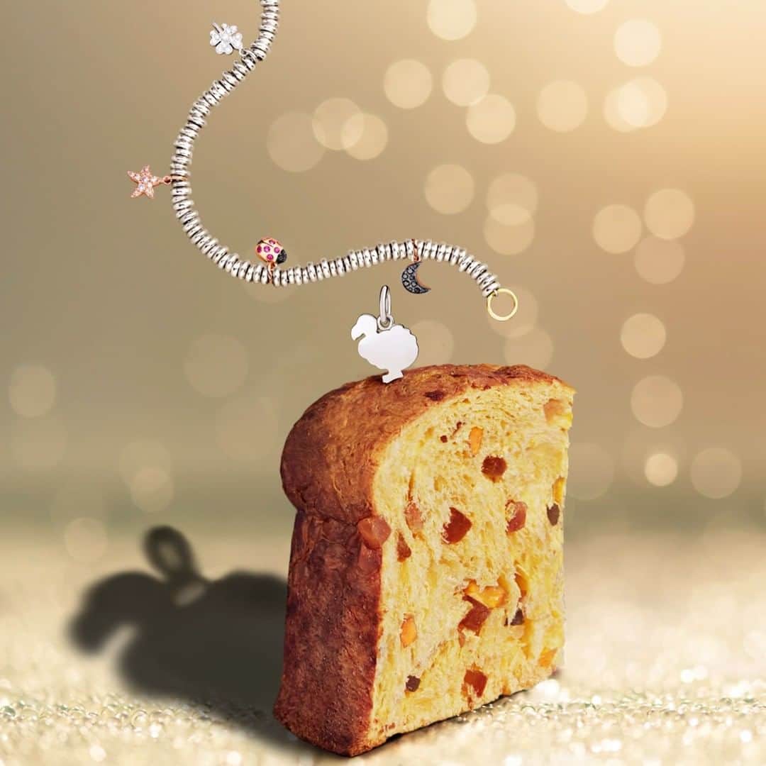 ドドさんのインスタグラム写真 - (ドドInstagram)「Today as 25 years ago, DoDo is here to give you festivities full of magic, surprise and wonder. Merry Christmas! . . #dodocelebrates25 #charmingjewelry #dodo25 #merrychristmas」12月25日 17時00分 - dodojewels