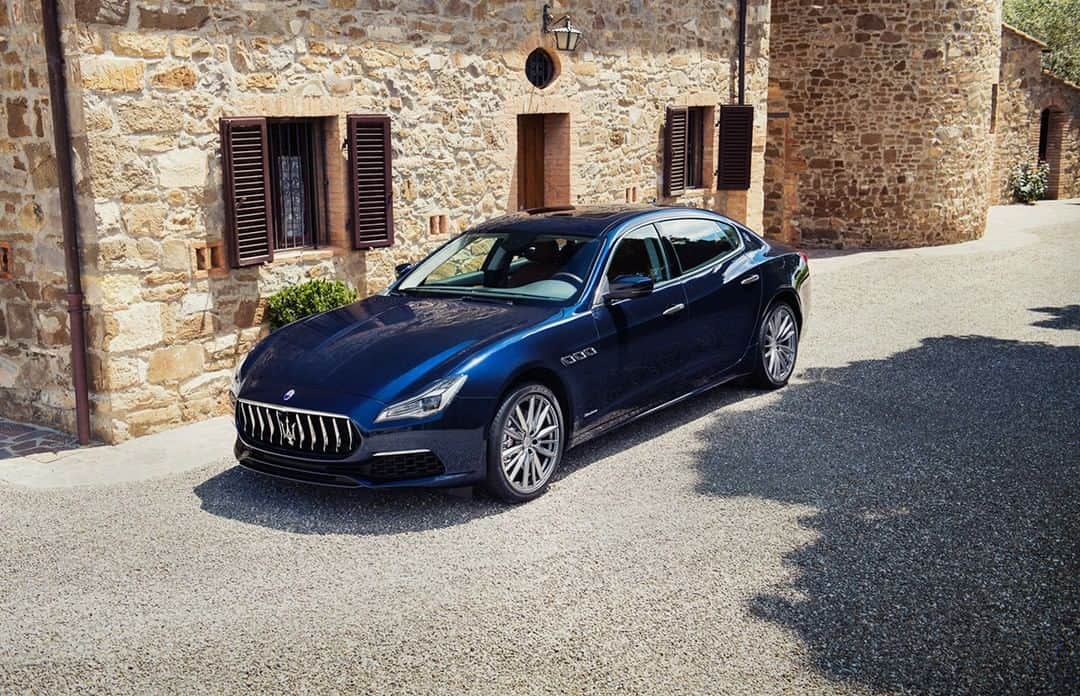 Maserati Japan | マセラティ ジャパンのインスタグラム：「艶やかなシルエットこそアイデンティティと言っていい『クアトロポルテ』。イタリアンデザインのあるべき姿をそのフォルムから感じ取ってみてください。  #Maserati #マセラティ #MaseratiJapan #マセラティジャパン #Quattroporte #クアトロスポルテ」