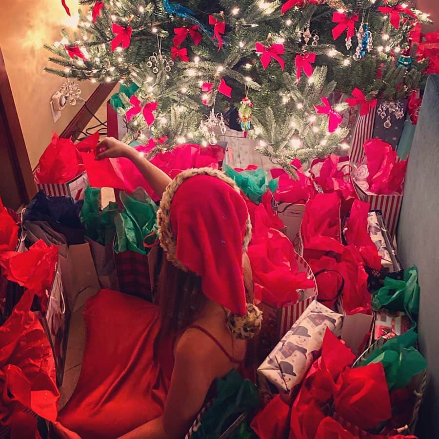 マキ・コニクソンさんのインスタグラム写真 - (マキ・コニクソンInstagram)「Merry Christmas Eve! 🎄🎁 マキサンタのラストスパート！ついにプレゼントに埋もれてしまった！🎁🎁🎁 明日のクリスマスパーティーが楽しみ。子供達じゃなくてマキサンタが楽しみで今夜は寝られないっ。🤣 #コニクソンのクリスマス🎄  #クリスマスイブの夜」12月25日 17時13分 - makikonikson