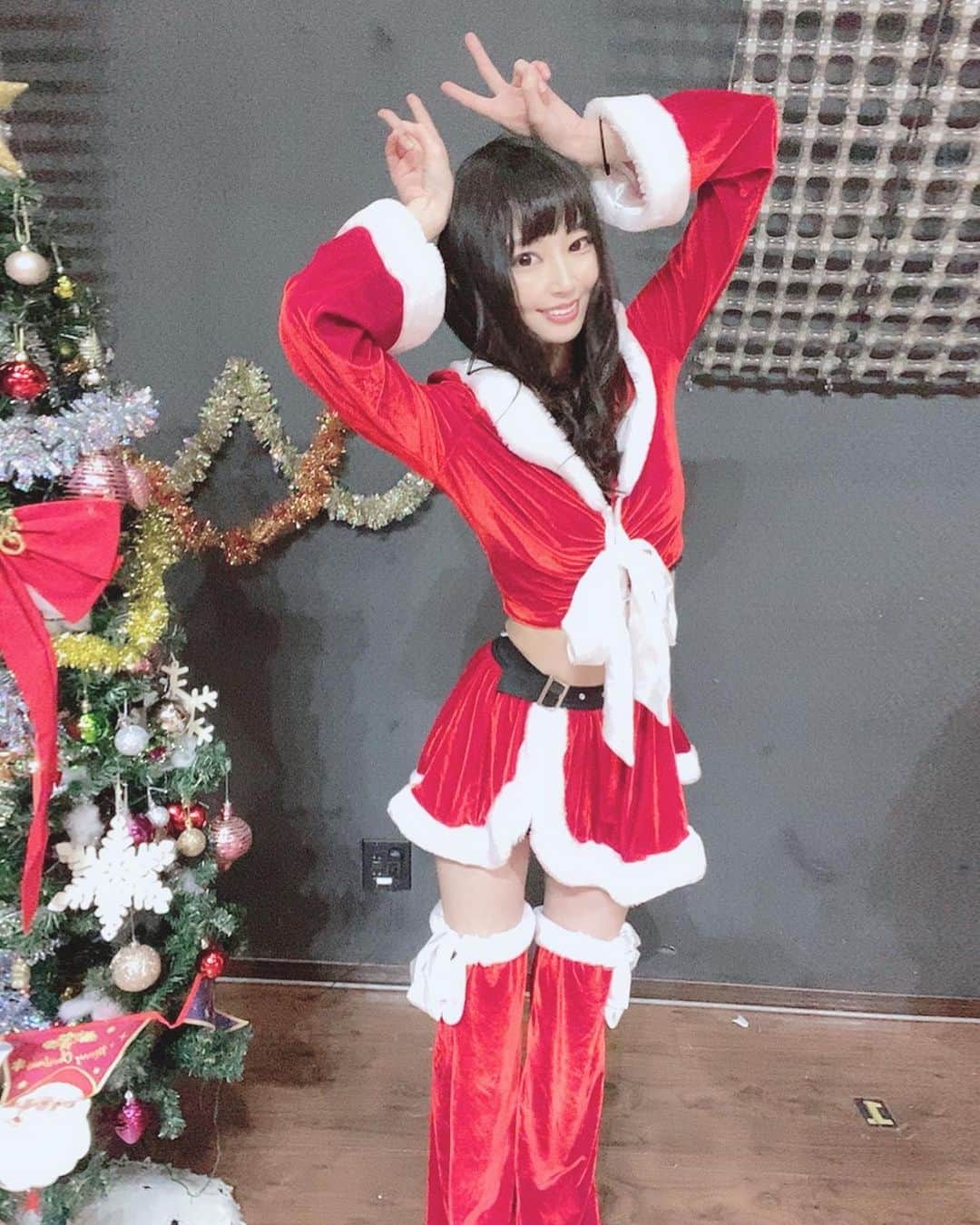 雪乃しほりのインスタグラム：「メリークリスマス🎄✩.*˚ クリスマスプレゼントにいいね！とフォローください🎅🏻🎁💕 #merrychristmas  #christmas  #メリークリスマス  #サンタ  #happy  #followｍe  #クリスマスプレゼント」