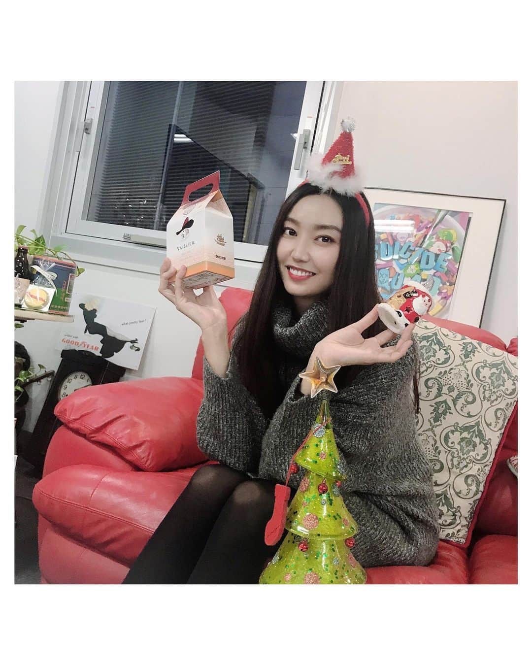 蔵歩実のインスタグラム：「事務所にお土産持って来たよ(*´꒳`*) メリークリスマス🎄♥️ . . #booze #ホリプロ #クリスマス #事務所 #モデル事務所 #japanese #japanesegirl #일본 #일본인 #일본사람#東京 #tokyo #도쿄 #モデル #model#모델 #followme  #高身長 #高身長女子 #instalove #ootd」