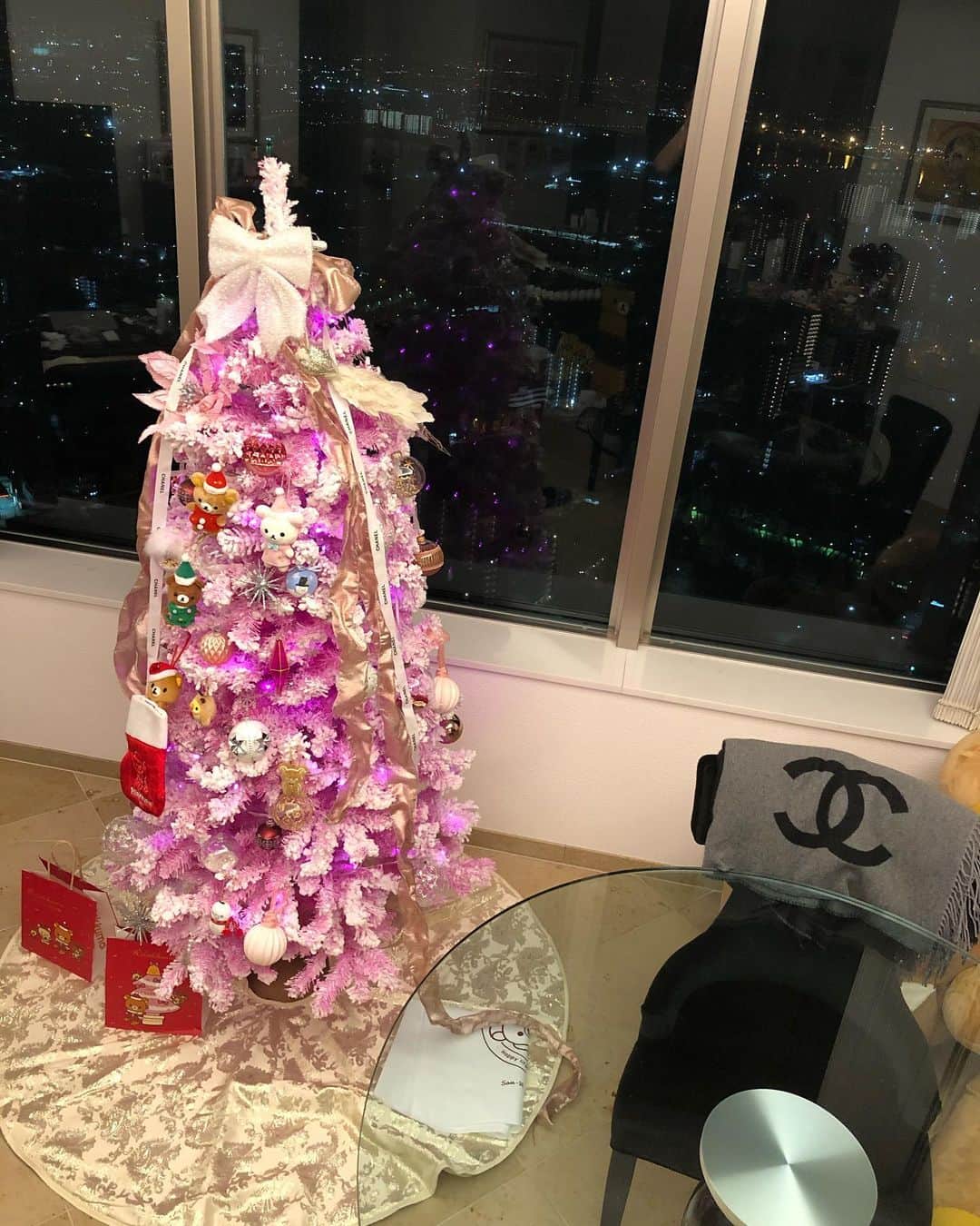 神王ＴＶさんのインスタグラム写真 - (神王ＴＶInstagram)「メリークリスマス（^^）/　今年もピンク色のクリスマスツリーに、シャネルとリラックマを飾りつけました！（笑）　夜景と一緒だと、より幻想的な雰囲気です！　（近々、YouTubeで自宅公開やります！？） #シャネル #リラックマ #クリスマスツリー #クリスマス #夜景 #CHANEL #Christmas #Christmastree #Nightview #rilakkuma」12月25日 17時11分 - ryo_kamio
