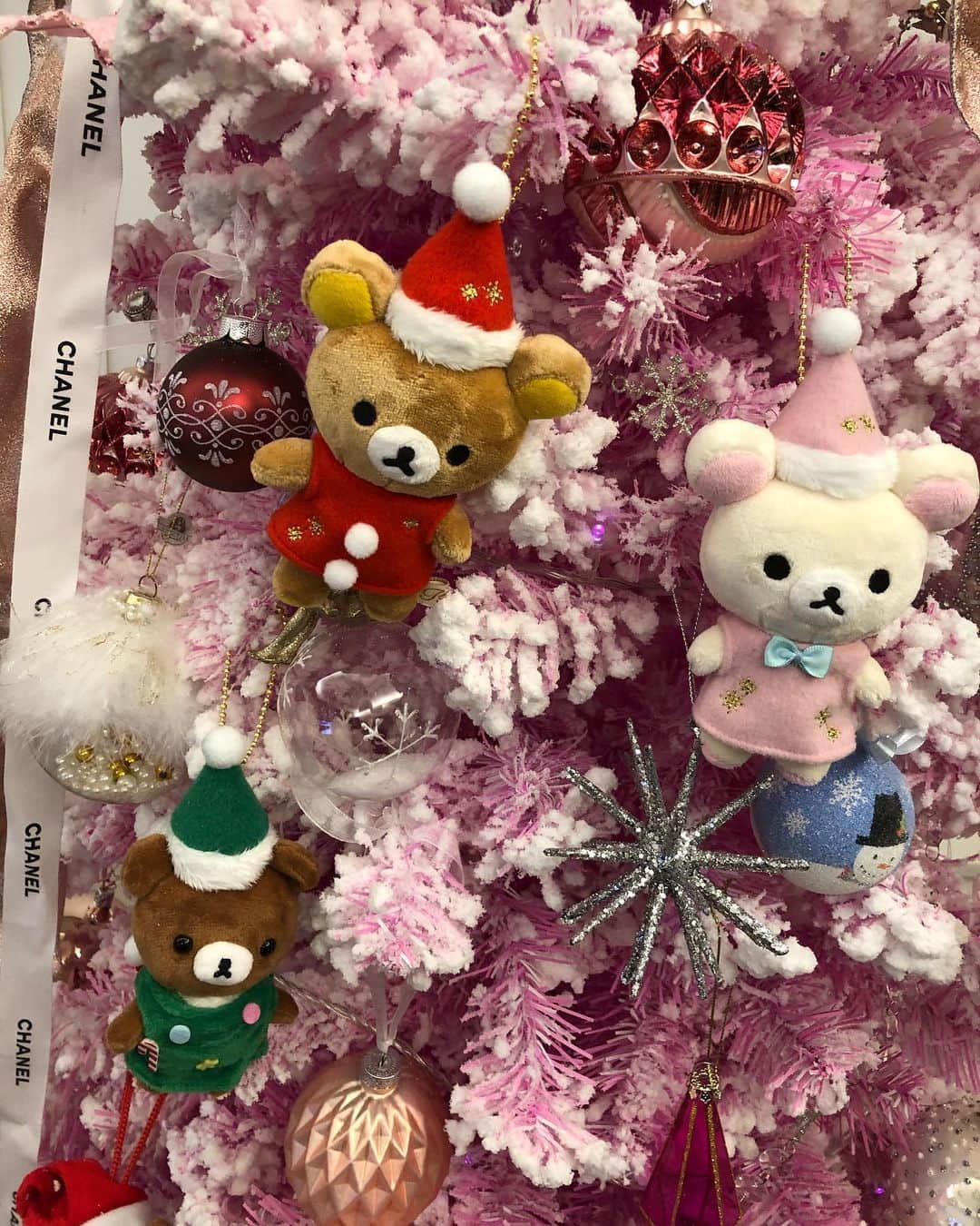 神王ＴＶさんのインスタグラム写真 - (神王ＴＶInstagram)「メリークリスマス（^^）/　今年もピンク色のクリスマスツリーに、シャネルとリラックマを飾りつけました！（笑）　夜景と一緒だと、より幻想的な雰囲気です！　（近々、YouTubeで自宅公開やります！？） #シャネル #リラックマ #クリスマスツリー #クリスマス #夜景 #CHANEL #Christmas #Christmastree #Nightview #rilakkuma」12月25日 17時11分 - ryo_kamio
