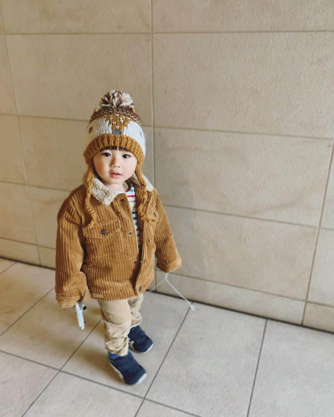 猪鼻ちひろのインスタグラム：「🦊🎄 みんな、めりーくりすます👶🏻❣️byぼく。 メロオバが買ってきた帽子とアウターでキメたんだ〜。 みなさん！コーディネートチェックお願いします 💪🏻👶🏻 消防車(カンカン)と飛行機(おーき)とヨーヨー(まだ言えない。絵文字発見→🪀笑)は手放せなくて、両手に持たないと、涙が出てしまうんだよね。  2月に2歳になるぼくですが、 最近は「これは？」が止まらないの (6枚目ムービーは私の父とのやりとり) みんな絶対に答えてくれるからずっと質問してしまうよ。  メロオバは日々 物忘れに悩んでいるようだけれど、ボクはメキメキと言葉を覚えているんだ☺️ 保育園でつくったぼくの作品は自信作で「みて」が止まらない。 トントンしてシュッシュしたんだよってジィジにも教えてあげたよ！ 芸術の才能があるとメロオバは褒めてくれてぼくは有頂天。 前髪も切ってヤンチャ系を復活させたよ👶🏻 #甥っ子の投稿は自分が見返して楽しい自己満なのである🧠💞 #まぁ大体そうだけど← #メロオバ日記 #甥っ子 #甥っ子バカ  #メロオバいつも髪と顔がOFFぎみ #データフォルダの整理しなきゃ携帯爆発する #相変わらず毎日溺愛されるぼく #わたしのお迎えはメリットを聞く父 #孫のお迎えは起きる前から駐車場でスタンバイ #寝かしつけ #結局抱っこしたんだけど #釣れたてのマグロを抱えるように激しく泣き暴れる甥っ子 #秒で寝たけどその何十秒かは本当に漁業のようだった🐟 #誰かに撮っていてほしいくらい面白い光景だった🎣」