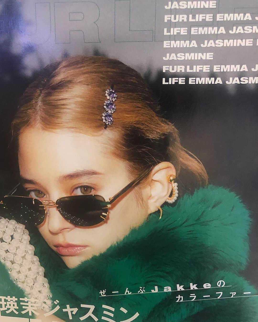 のインスタグラム：「🎄🌟🎄🌟🎄⠀ @jakkeldn was featured on @vivi_mag_official !!!🖤🖤⠀ Thanks as always!⠀⠀ ⠀ ViVi 最新号"FUR LIFE" にて⠀ 瑛茉ジャスミン @emmajasmine12345 さんが⠀ 素敵にjakkeを着用して下さっています。 いろいろなスタイリングを楽しめるので ぜひご覧ください♡⠀⠀ ⠀ #jakke #jakkeldn #fauxfur #freefromfur #furcoat #vivimagazine #vivi2月号 #ジャッキー」
