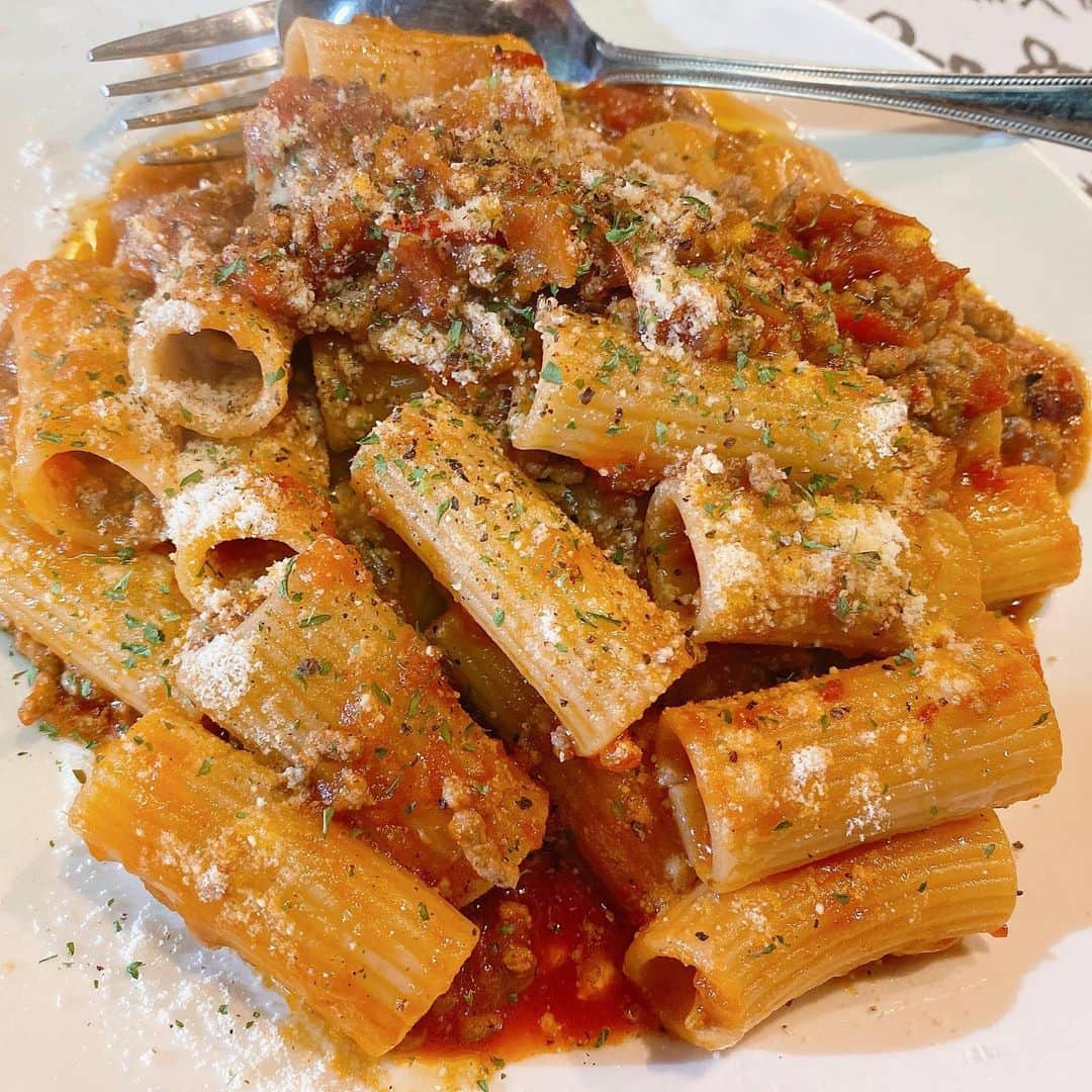 のインスタグラム：「． まんまのクリスマス🎄その２ ． まんまのミートソース🍝 800円 ． 家の近くにこれが800円で食べられるパスタ屋さんがあったら通いすぎてしまう😋 ． みんなで取り分けて食べやすいのも素敵だったなぁ〜✨ ． 娘が食べられるようになったら、一緒に食べたいなぁ〜☺️ ． あぁ。もう恋しいよ〜😭 ． #まんまグラム  #クリスマス  #クリスマスディナー  #ミートソース  #ペンネ」