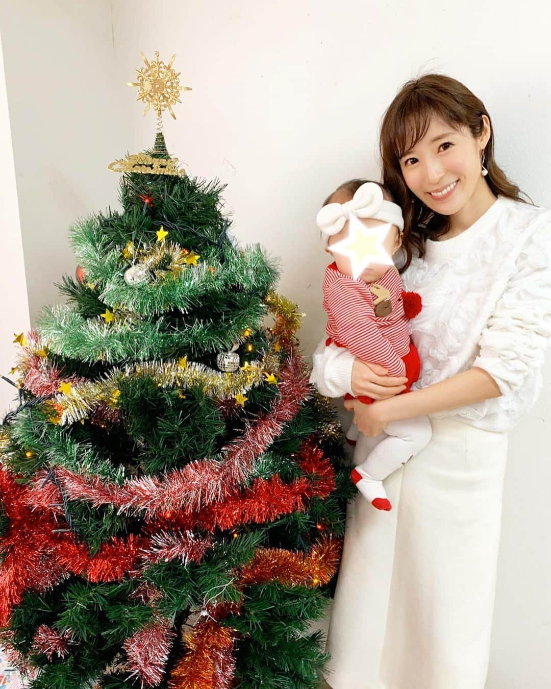 小林真由のインスタグラム：「⋆﻿ ⋆﻿ Merry christmas🎄✨﻿ お昼は子供達がたくさん集まって クリスマス会でした🎁  素敵なクリスマスをお過ごし下さい🎅🏻💕﻿ ﻿ #メリークリスマス #クリスマス #クリスマス会 #パーティ #ママライフ #女の子ママ #1歳 #コーデ #ママコーデ」