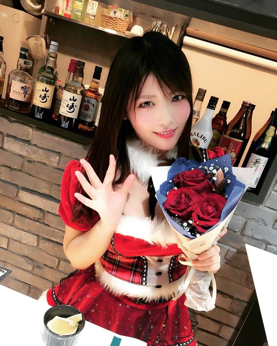 新村あかりのインスタグラム：「綺麗なお花いただいたよん💖 ありがとう💕  #xmas  #メリークリスマス  #ぼっちクリスマス #なんとか回避できた」