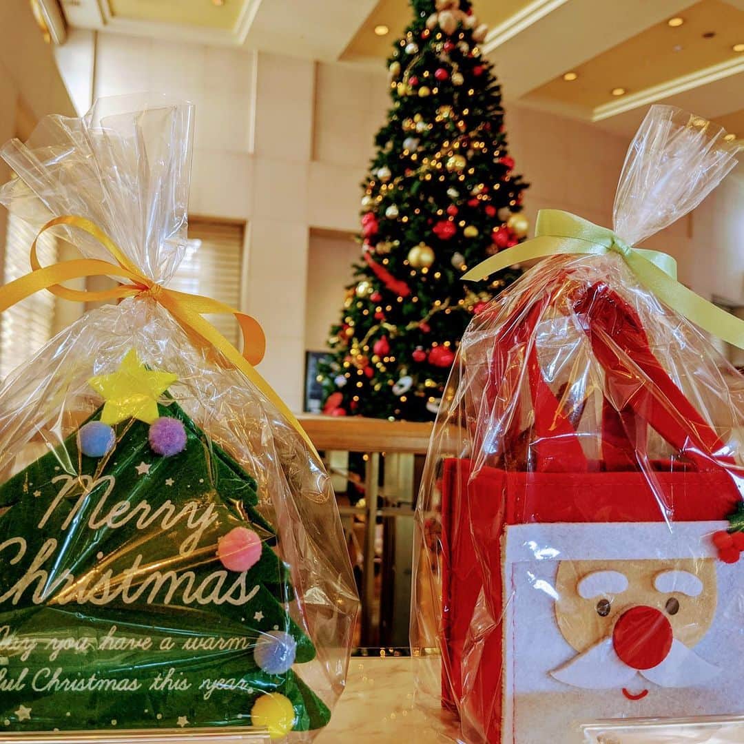 Hilton Tokyo Odaiba ヒルトン東京お台場さんのインスタグラム写真 - (Hilton Tokyo Odaiba ヒルトン東京お台場Instagram)「🎁大切な方に🎁 すてきなクリスマスをお過ごしください⭐️ #hiltontokyoodaiba  #christmas  #christmastree  #gift  #ヒルトン東京お台場 #クリスマス  https://www.hiltonodaiba.jp/restaurants/seascape_sweets」12月25日 17時17分 - hilton_tokyo_odaiba