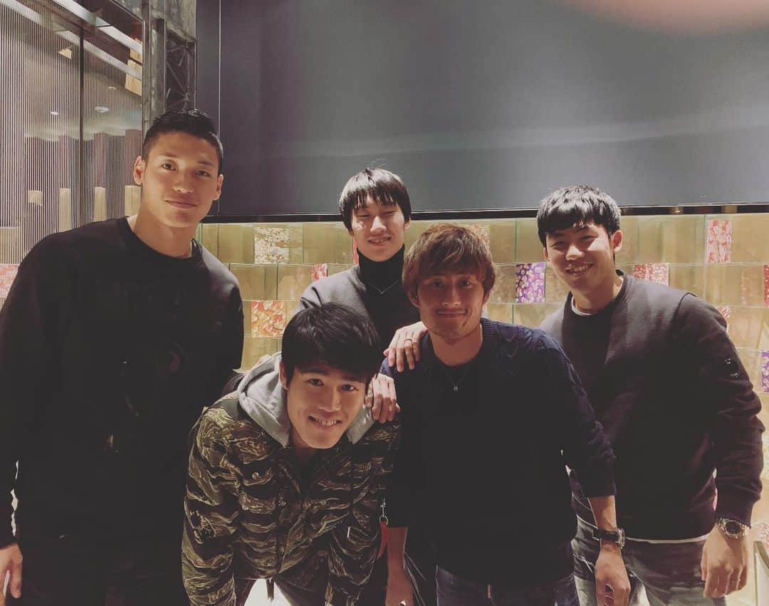 遠藤航のインスタグラム：「シントトロイデン会。笑 . . #クリスマスに会うという仲の良さ #鎌田くん全部目つぶってる #小池くんは練習のため欠席 #lunch . . #sinttruiden . . #stuttgart  #frankfurt  #bologna  #stabæk  #浦和レッズ  #鹿島アントラーズ」