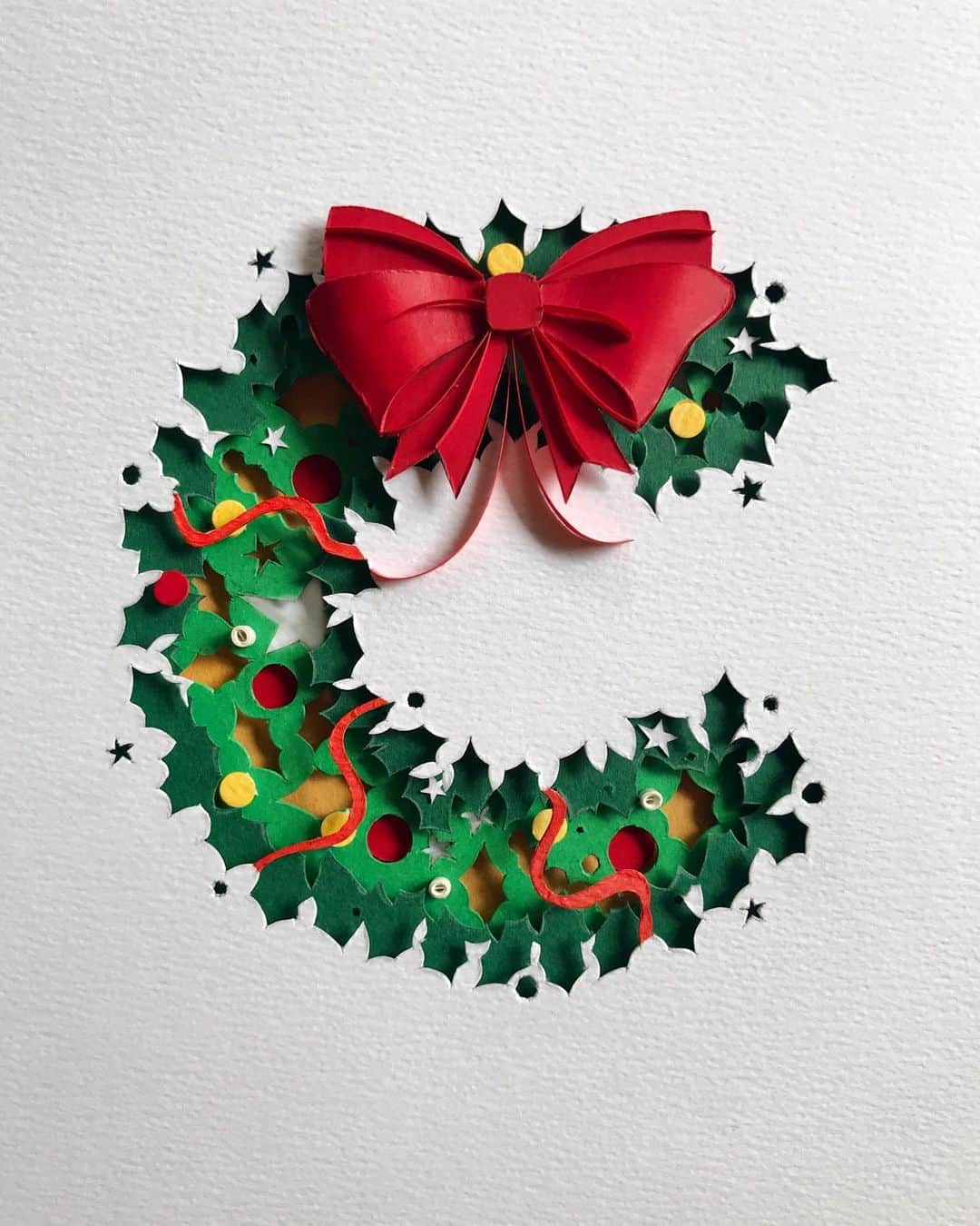 Sabeena Karnikさんのインスタグラム写真 - (Sabeena KarnikInstagram)「Merry ‘C’hristmas 🎄🎁 to everyone ! Here’s a Christmas wreath for you made with layers of paper. Happy Holidays, spread Love, Peace and Joy. . I have been unwell so couldn’t add new items to my store. Looking forward to the new year and to new beginnings. . #sabeenakarnik #merrychristmas」12月25日 17時19分 - sabeenu