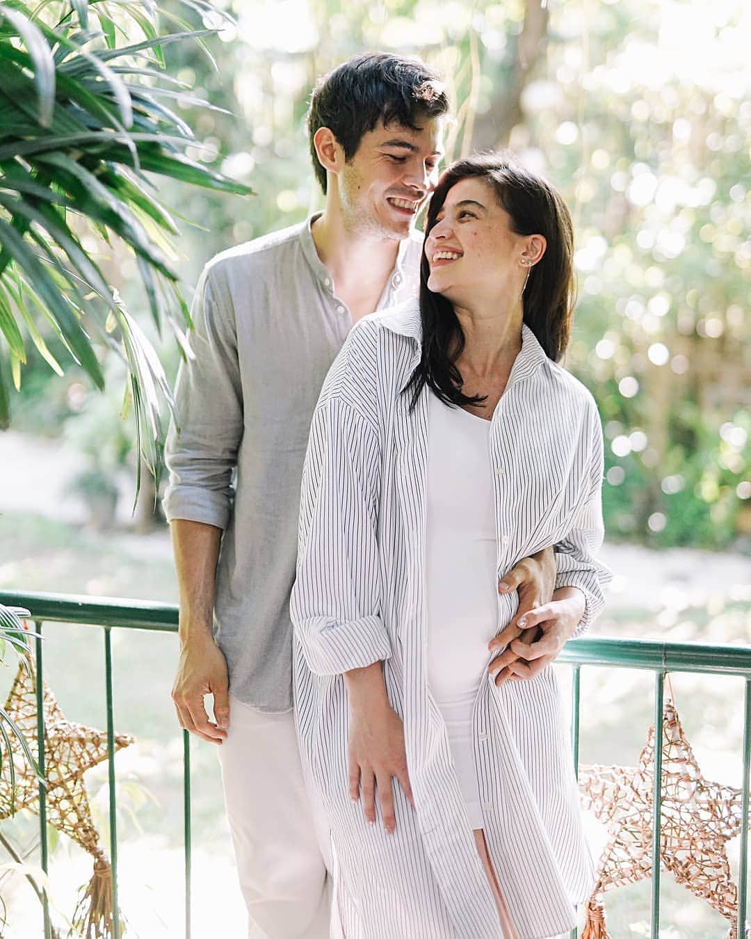 アン・カーティスのインスタグラム：「Merry Christmas from our growing family to yours. 👶🏻」