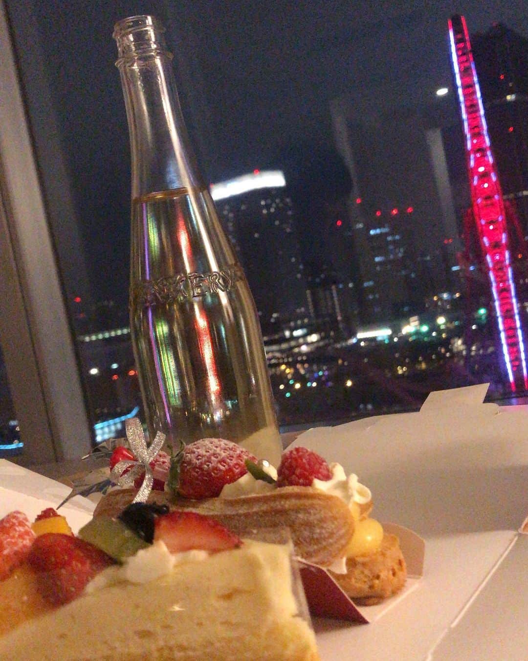 Manitasのインスタグラム：「今年はノンアルクリスマスでした 数年ぶりに飲んだシャンメリーはやっぱりだいすきな味でした🍾🍾🍾 #merrychristmas」