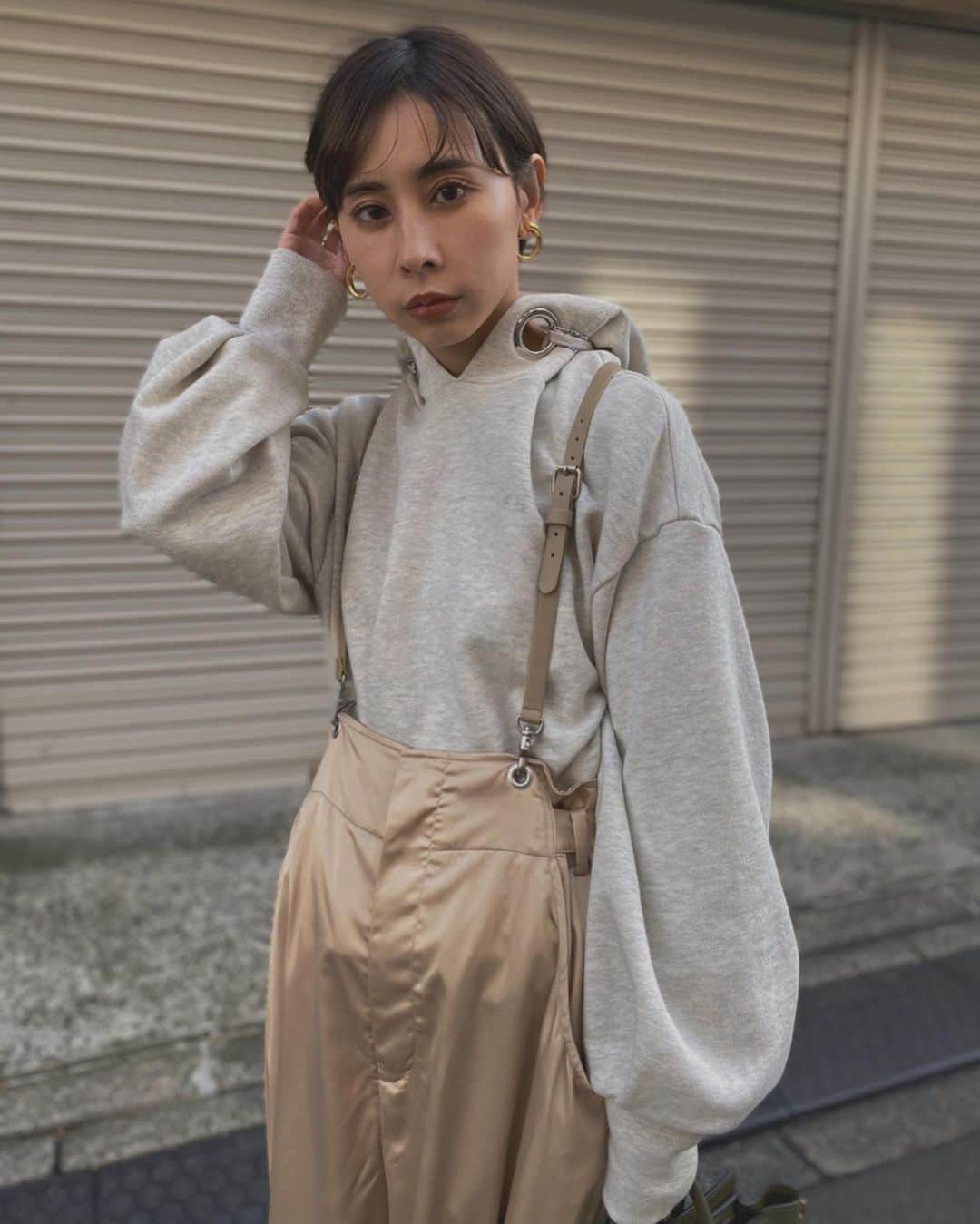 黒石奈央子さんのインスタグラム写真 - (黒石奈央子Instagram)「あめりふく。 . . SLENDER SUSPENDER PT ¥17500+tax 1/10 SCARF EGG HOODIE ¥12000+tax 1/7 . 新作の可愛いサスペンダーパンツが上がってきたよ！細サスペンダーが、ついてて光沢のあるボリュームパンツと合わせてみた！ . .  @ameri_shinjuku @amerivintage @ameri_daikanyama @ameri.shinsaibashi #ameri#amerivintage #fashion #vintagefashion #coordinate#ootd#outfit#osanposnap #705_outfit #大人ファッション #大人コーディネート #大人スタイル #modestyle #modefashion#modecasual」12月25日 17時23分 - blackstone705