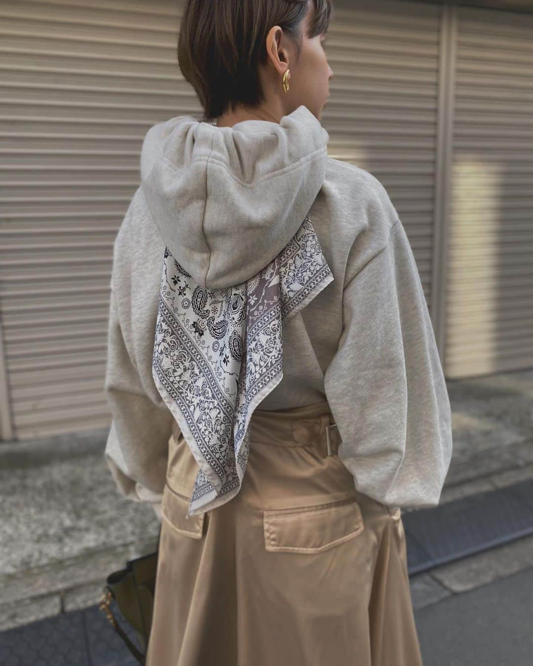 黒石奈央子さんのインスタグラム写真 - (黒石奈央子Instagram)「あめりふく。 . . SLENDER SUSPENDER PT ¥17500+tax 1/10 SCARF EGG HOODIE ¥12000+tax 1/7 . 新作の可愛いサスペンダーパンツが上がってきたよ！細サスペンダーが、ついてて光沢のあるボリュームパンツと合わせてみた！ . .  @ameri_shinjuku @amerivintage @ameri_daikanyama @ameri.shinsaibashi #ameri#amerivintage #fashion #vintagefashion #coordinate#ootd#outfit#osanposnap #705_outfit #大人ファッション #大人コーディネート #大人スタイル #modestyle #modefashion#modecasual」12月25日 17時23分 - blackstone705