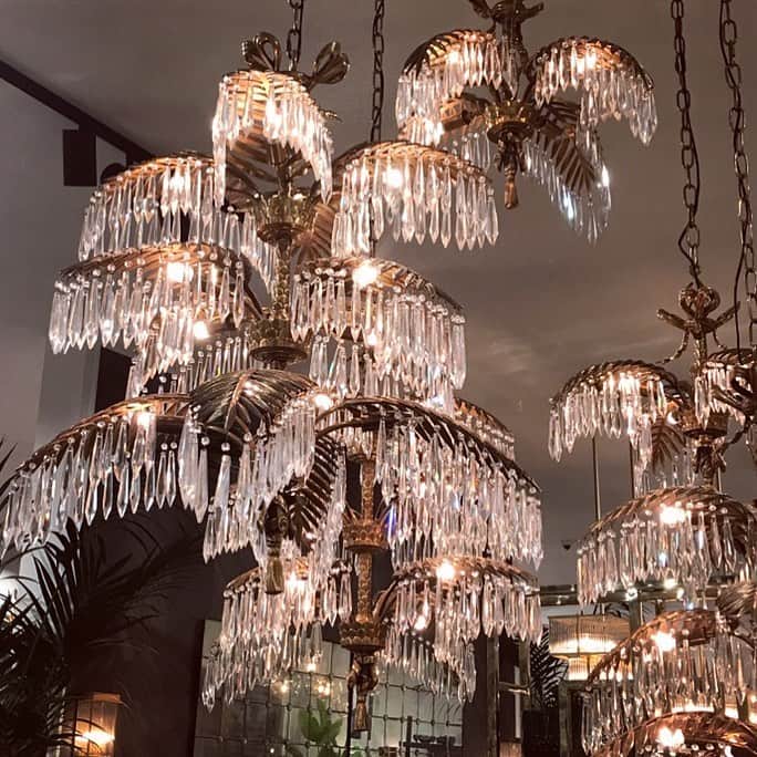 アレクシマビーユのインスタグラム：「Santa crystal chandeliers cascade @alexismabille #crystal #crystalchandelier #chandelier #cascade #crystalcascades #palms #vintage #antics #alexismabille #dazzle #sparkle #shine #scintille #brillant #crystal #accumulation #festivities #santa #christmas」