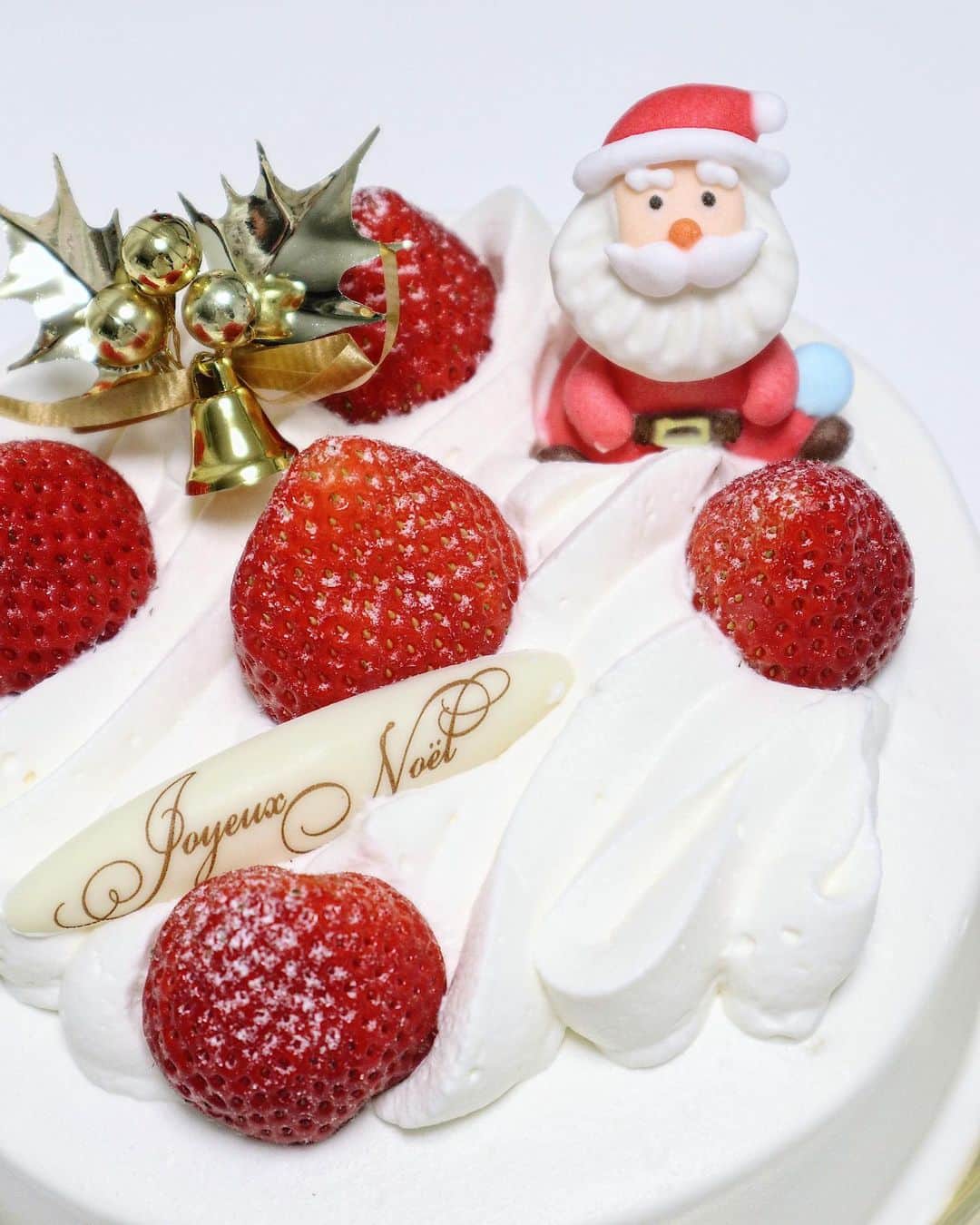 吉田理紗さんのインスタグラム写真 - (吉田理紗Instagram)「ハッピーメリークリスマス🎂 妊娠を機に生クリーム嫌いを克服したので 嫌いな食べ物ゼロになりました^o^✌︎プチ自慢。 皆様よいクリスマスを…🌙 #アテスウェイ #クリスマスケーキ #ホールケーキ」12月25日 17時27分 - yoshirisaa