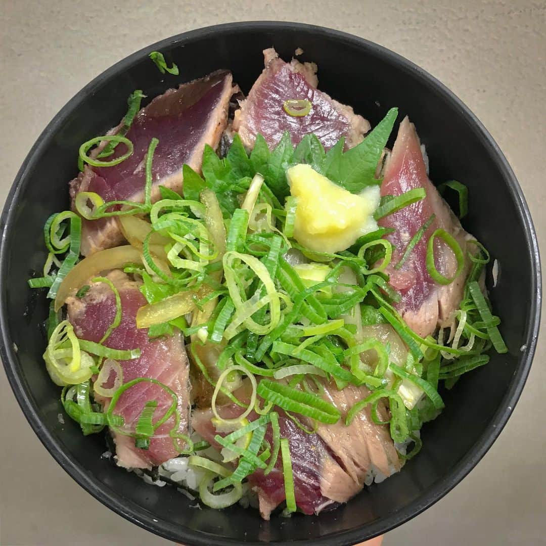 知床漁場 リノアス八尾店さんのインスタグラム写真 - (知床漁場 リノアス八尾店Instagram)「メリークリスマス🎄💞 本日の紹介は札幌コースの締め料理 " カツオをたたき薬味のせ丼　" です 🐟  忘年会.新年会のご予約お待ちしております 🍻✨ #知床　#知床漁場　#リノアス　#北海道グルメ　#札幌グルメ　#八尾グルメ　#八尾　#忘年会　#新年会　#かつおのたたき #新鮮」12月25日 17時38分 - shiretoko_yao