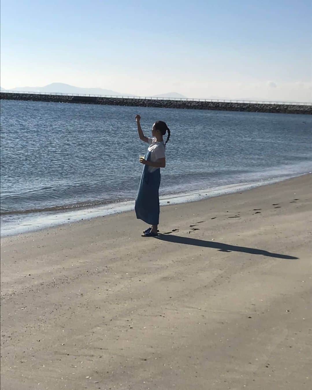 のインスタグラム：「12月の海ロケ🏖️ * 今年もあと１週間！ 頑張りましょーう！  #メリークリスマス」