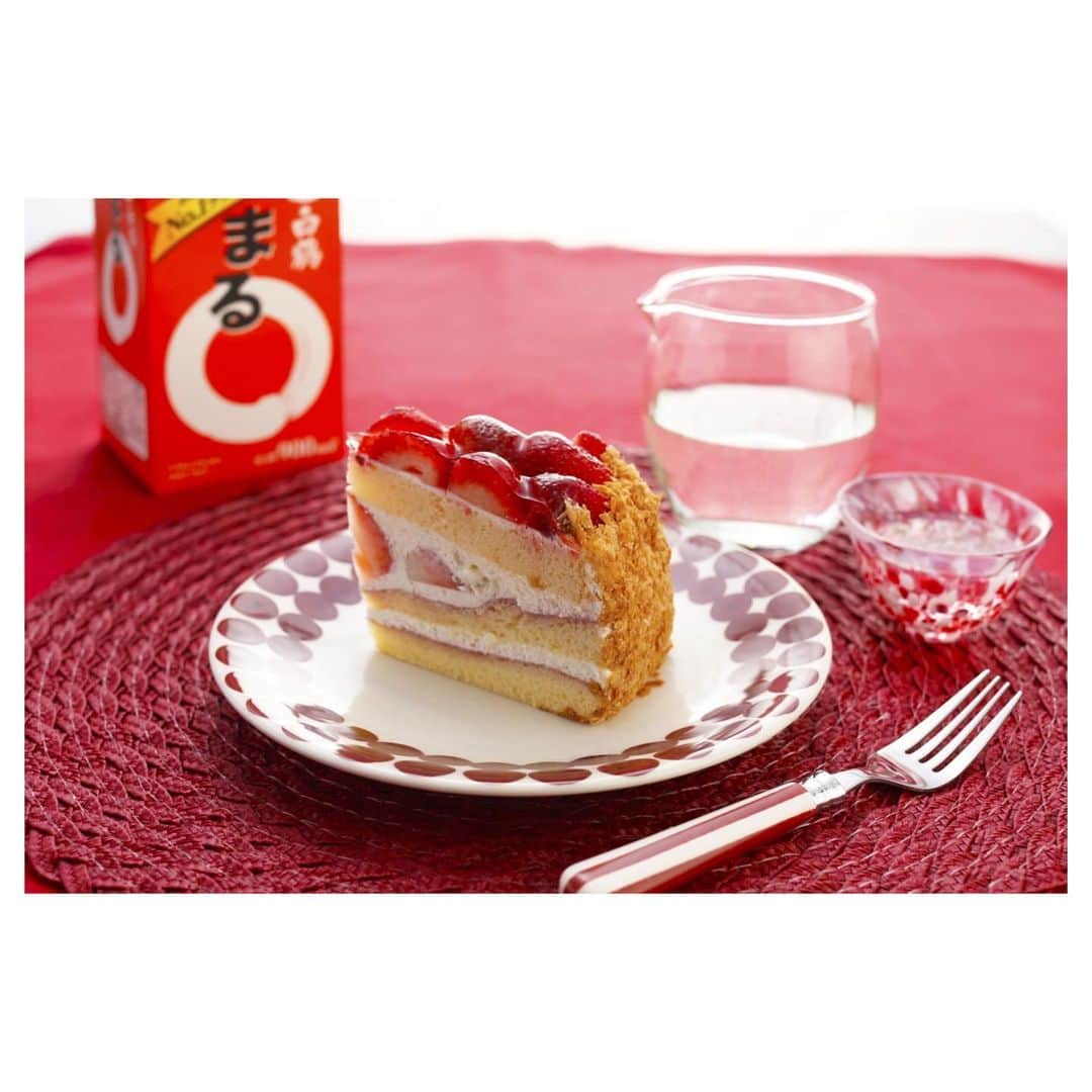 白鶴酒造株式会社のインスタグラム：「☆メリークリスマス☆ 本日は過去に実施したキャンペーンから #日本酒とスイーツ #ペアリング のご提案！ 「『ショートケーキ』の甘みと、『まる』の爽やかな酸味のハーモニー」は抜群。 お燗にすると、クリームが口の中でとろけて、すっきり美味しく食べられます。  11月開催、都あきこさんの「ほろ酔いコベピポ展」で登場した、酒蔵らしいクリスマスツリーもご覧ください。ピエ～ルさんとさくらこさんも、クリスマス仕様でとっても可愛いです♪  #日本酒 #白鶴 #hakutsuru #折り鶴 #foldedpapercrane #japan #神戸 #kobe #酒 #sake #japanesesake #japaneseculture #灘五郷 #GI灘五郷 #lovehyogo #lovekobe #insta_higashinada #クリスマス #メリークリスマス」