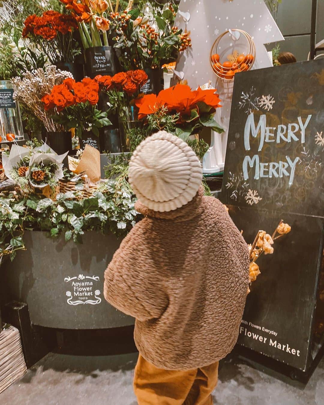 高橋菜摘のインスタグラム：「🎄 我が家のクリスマスは今日🎅 #eveはおもちゃ買ってみんなで和食 . 帽子忘れた日に寒いから買った @3coins_official の ベージュのニット帽🧢 意外とあったかくて使える〜 @olive_0614 のブークレコート 相変わらず可愛いねぇ。 あー早く山行きたいよー♡ @montblanc_ishiuchi 🏔 ____________ #Xmas #christmas #eve #flower #merrychristmas #myson #kintcap #5yearsold #🧸#kidsfashion #boy #1225 #子供服 #男の子コーデ #outer #男の子ママ #むすこーで #クリスマス」