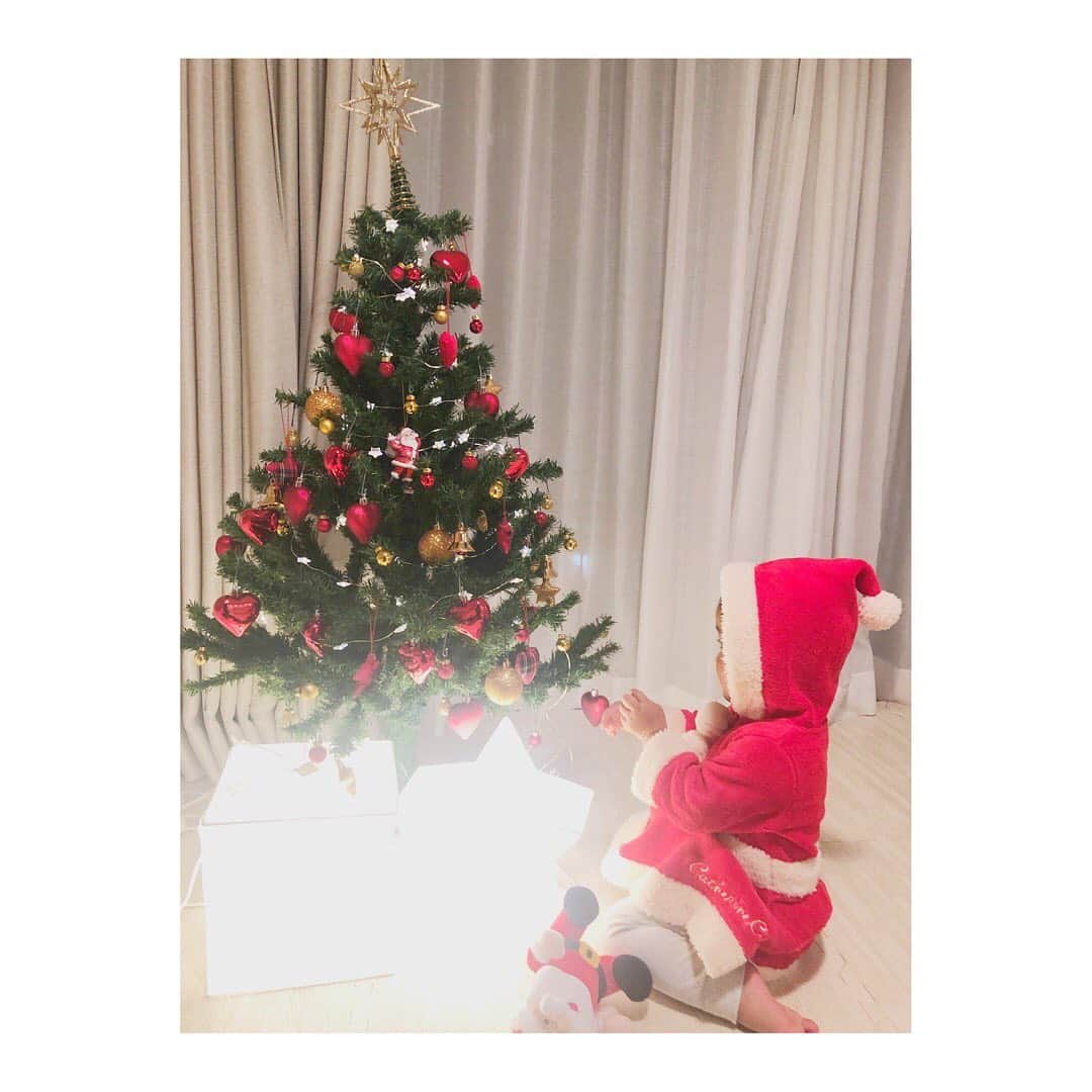 吉田明世さんのインスタグラム写真 - (吉田明世Instagram)「メリークリスマス🎅🎄🎁 みなさまいかがお過ごしでしょうか☻ 我が家は、娘が月曜日から熱を出してしまい… なんだかクリスマスどころじゃない日々を過ごしていました😂 ようやく回復してホッとしているところです。 先週末に一足先にクリスマスパーティーをしていたので クリスマスの楽しい雰囲気は感じてくれたかなぁ🤔❤️ 🎅サンタさんからのプレゼントは 最近よくママの真似をしているのでヘアメイクのおままごとセット…でした💄❤️ 久々に気合の入った料理🙄 ローストチキンとパエリアとミネストローネです🎄 #メリークリスマス #お熱な娘 #最近毎日抱っこしてねんねしていたサンタさんのぬいぐるみ #明日からどうしたらいいのだろう #こっそりしまって来年また出すか #季節関係なくそのままにしておくか #みなさんはどうしてますか」12月25日 17時36分 - akiyo0414